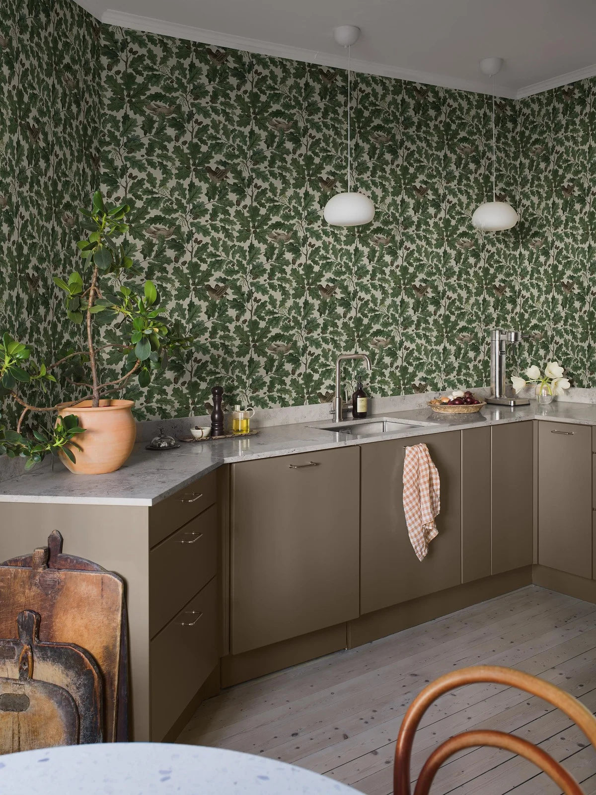 Wallpaper with a plant motif of leaves and birds IN THE OAK green with white