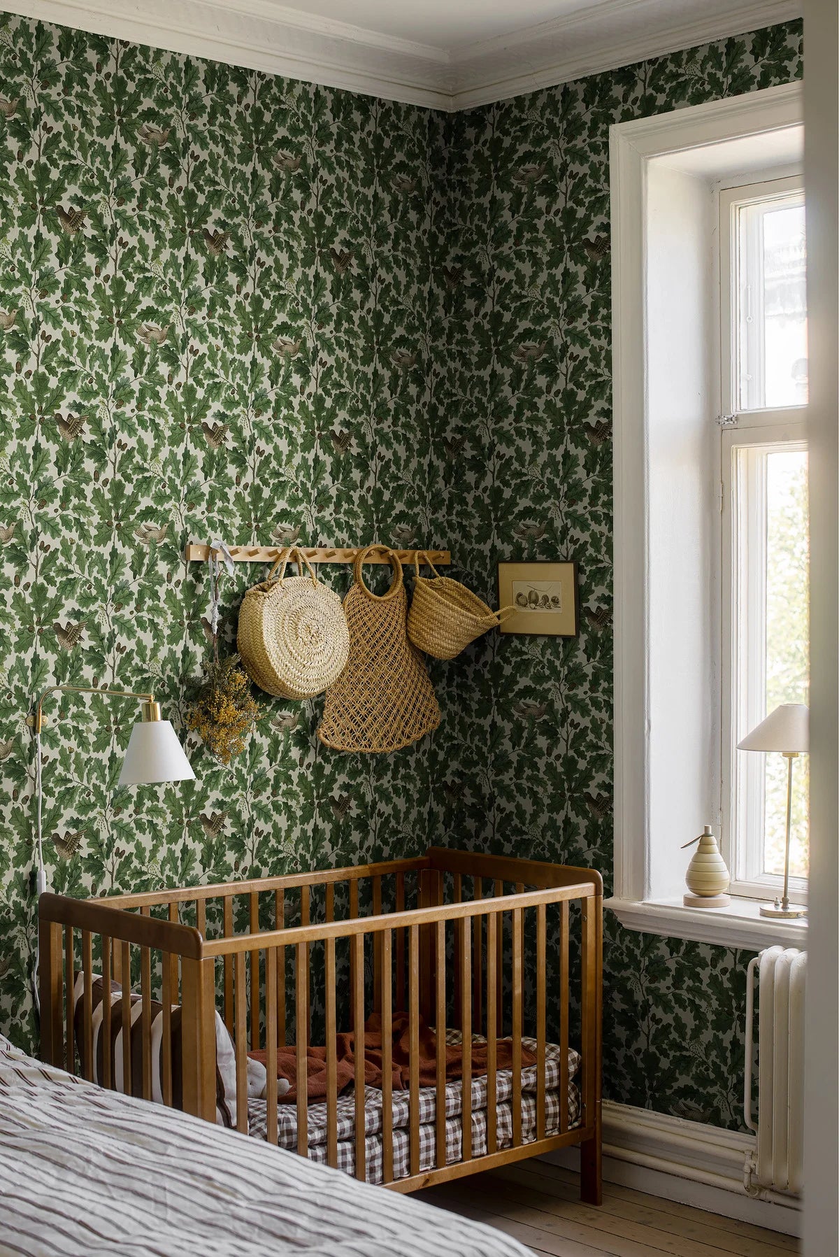 Wallpaper with a plant motif of leaves and birds IN THE OAK green with white