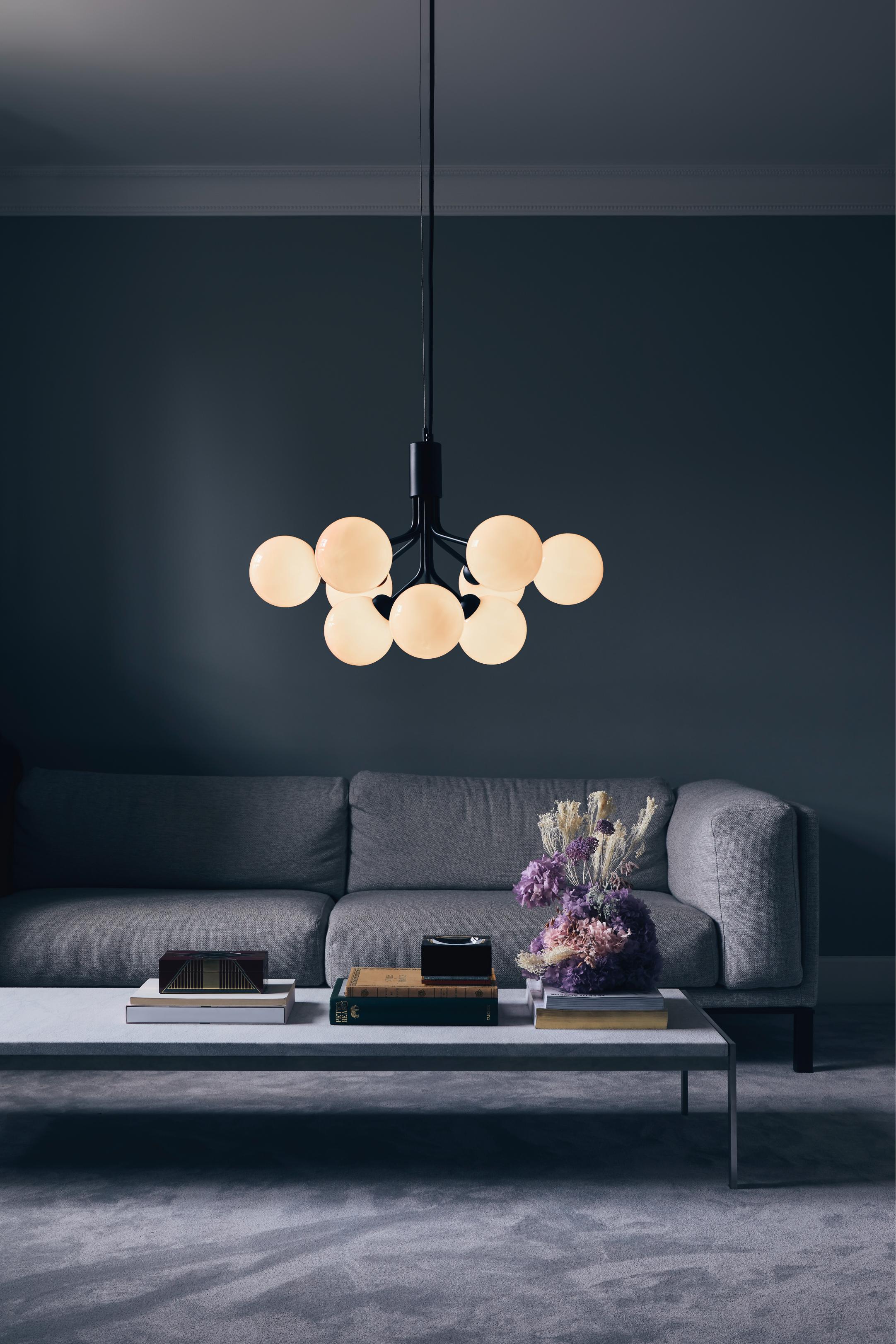 Závesná lampa APIALES 9 čierna s opálovým sklom