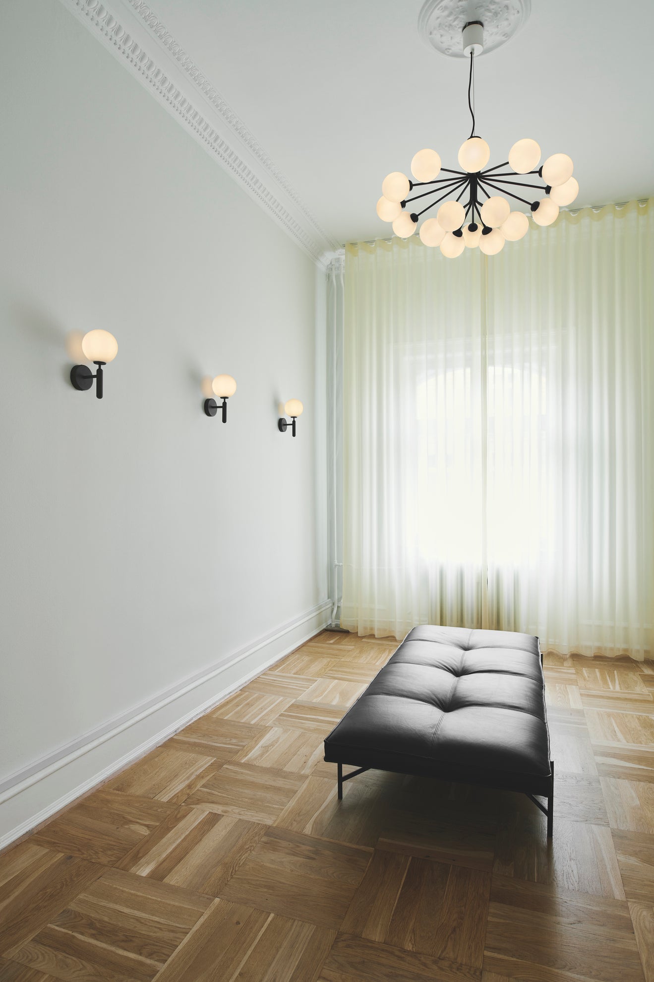 Nástenná lampa MIIRA grafitová s opálovým sklom