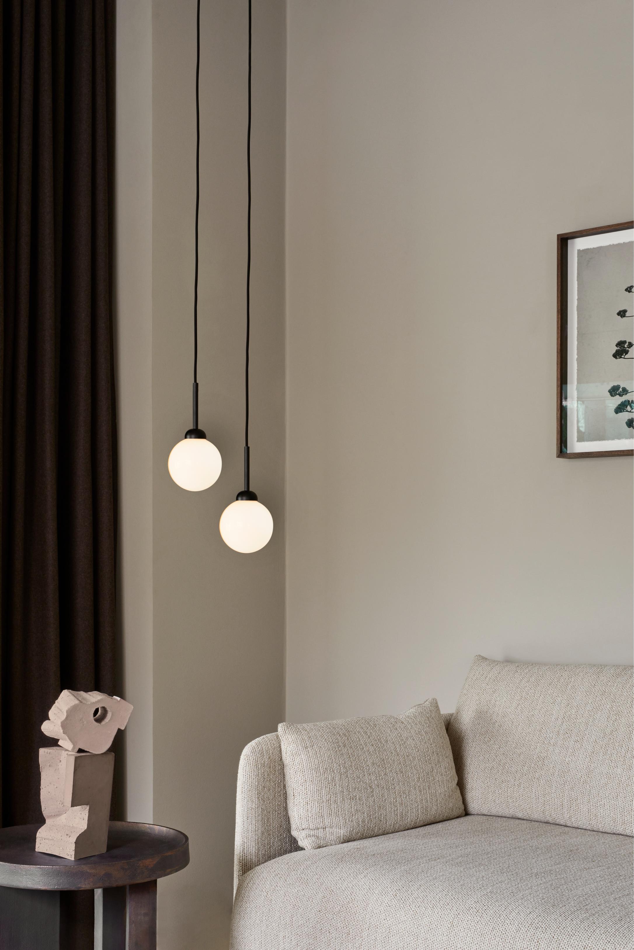 Závesná lampa APIALES čierna s opálovým sklom