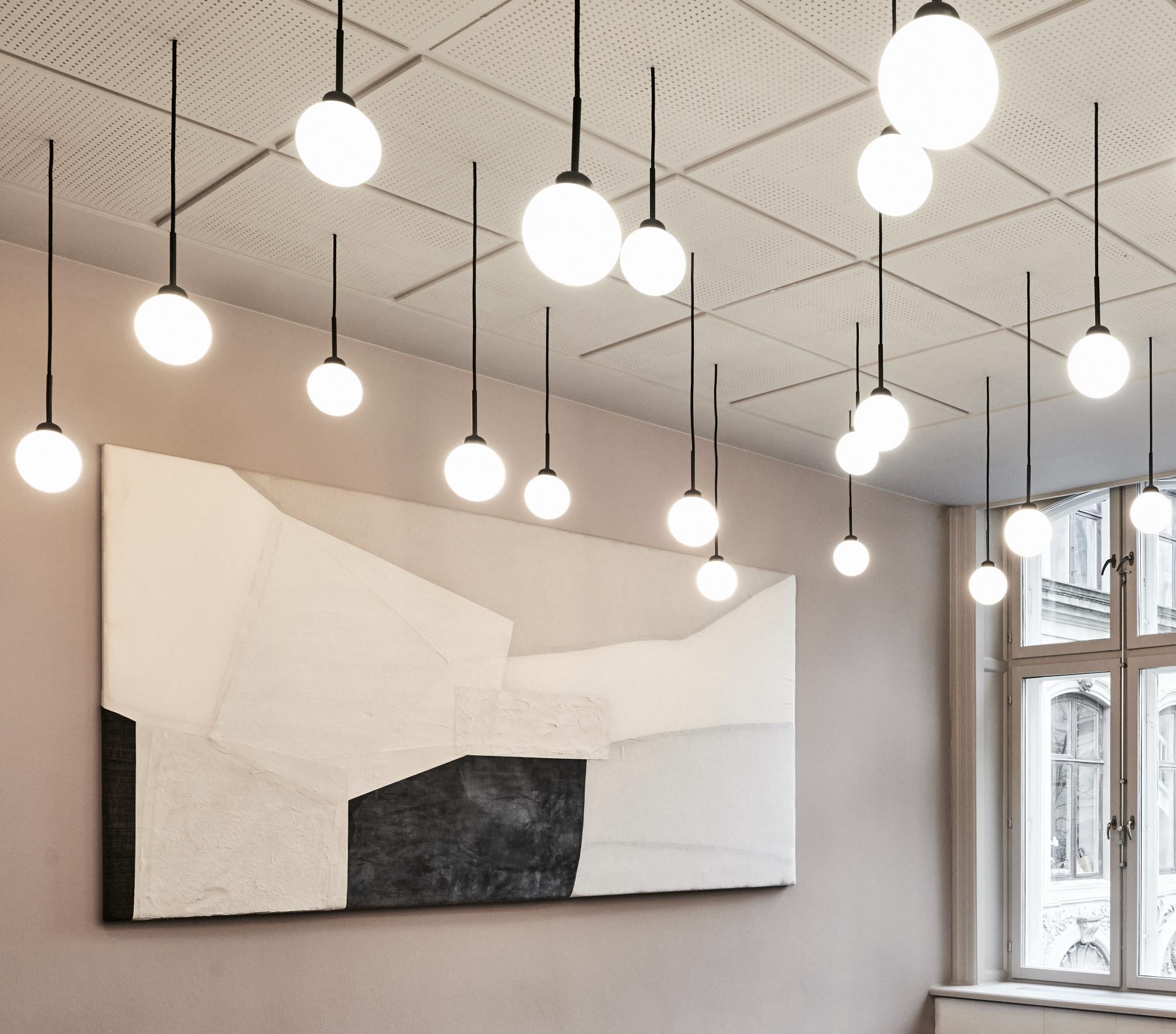 Závesná lampa APIALES čierna s opálovým sklom