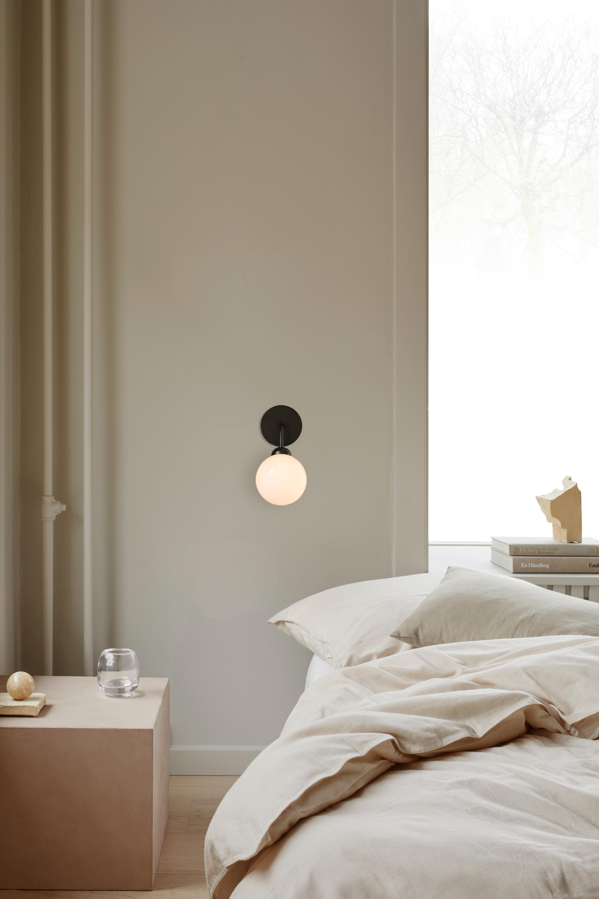 Nástenná lampa APIALES čierna s opálovým sklom