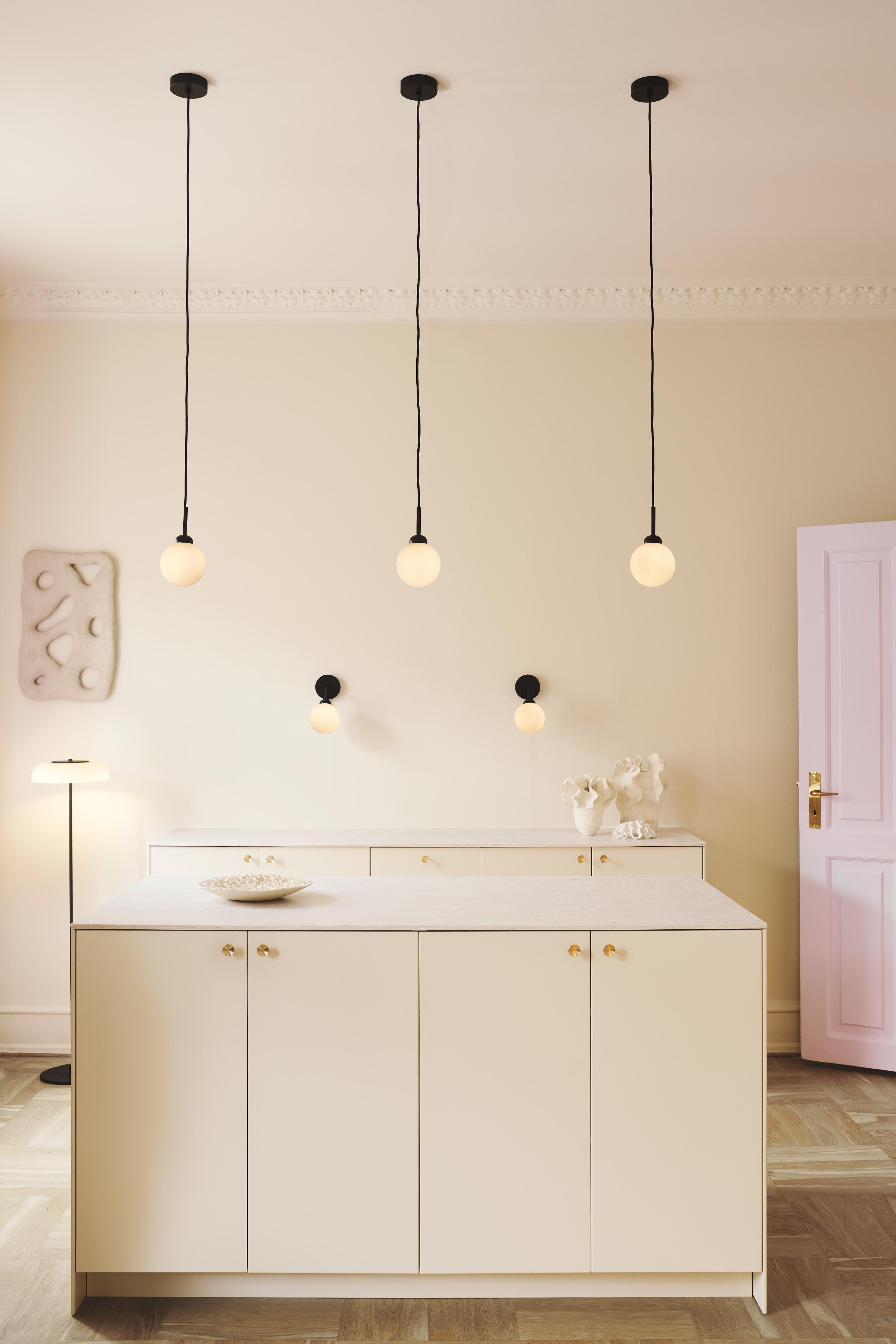 Nástenná lampa APIALES čierna s opálovým sklom