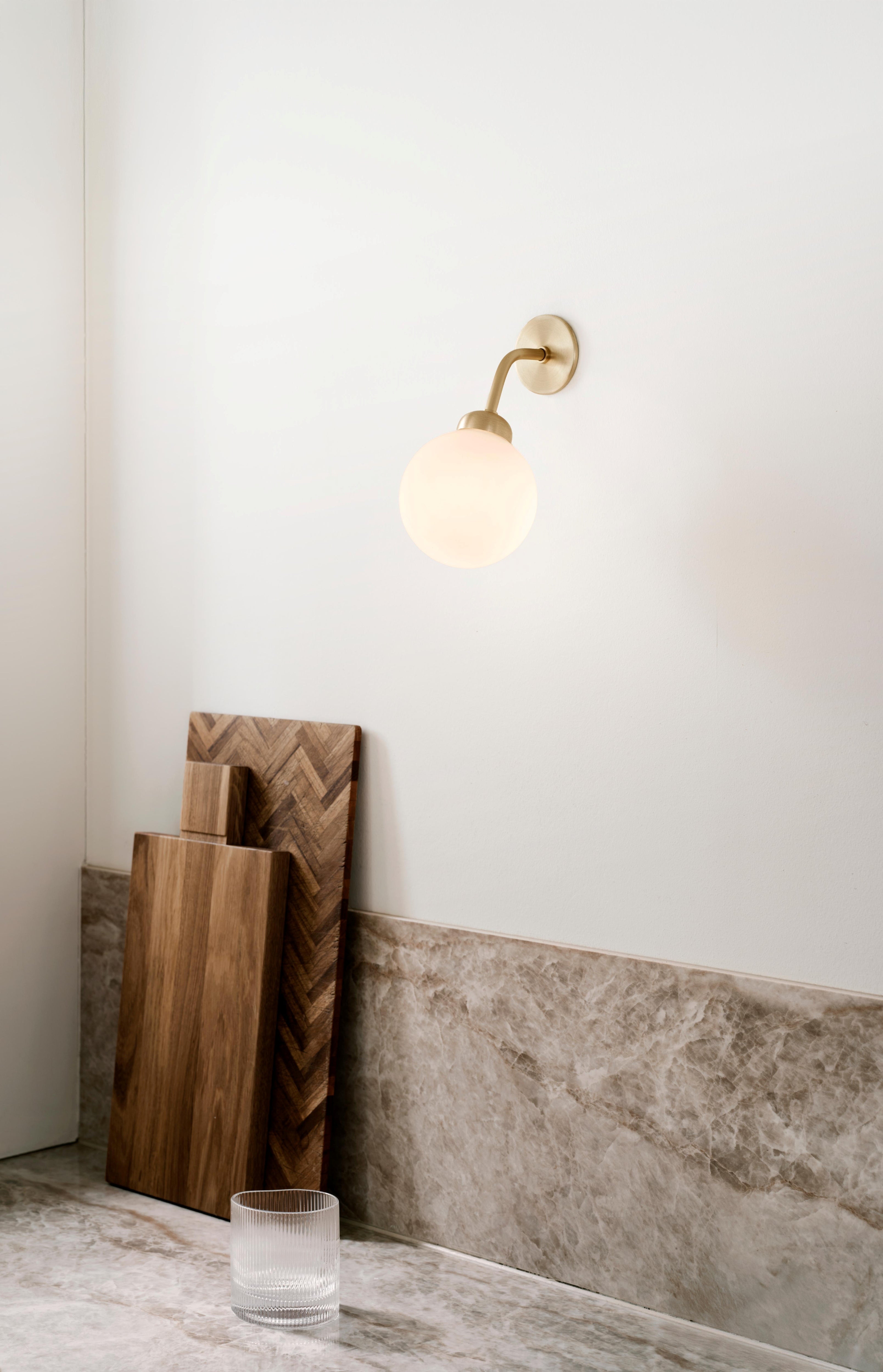 Nástenná lampa APIALES mosadzná s opálovým sklom