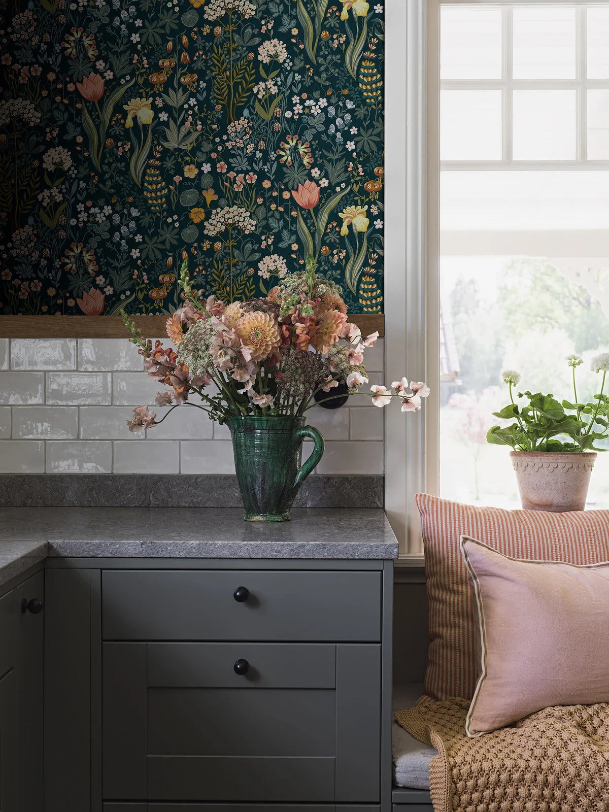 Tapeta s rastlinným motívom kvetov BLOMSTERHAV tmavomodrá so zelenou