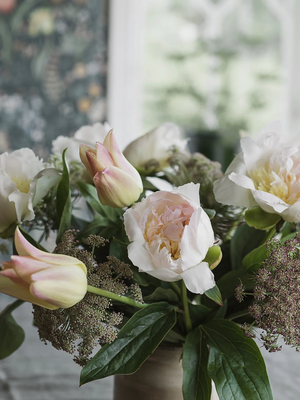 Tapeta s rastlinným motívom kvetov BLOMSTERHAV tmavomodrá so zelenou