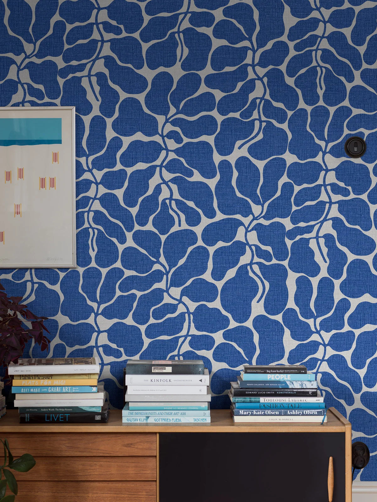 Non-woven paper wallpaper with a botanical pattern MY SECRET GARDEN blue with white