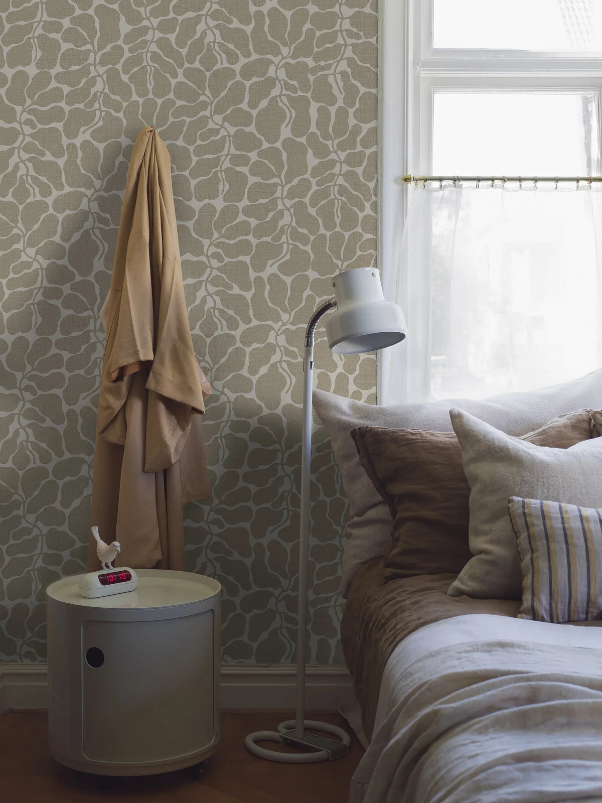 Papierová flizelínová tapeta s rastlinným vzorom MOJE TAJNÉ ZÁHRADY béžová s bielou