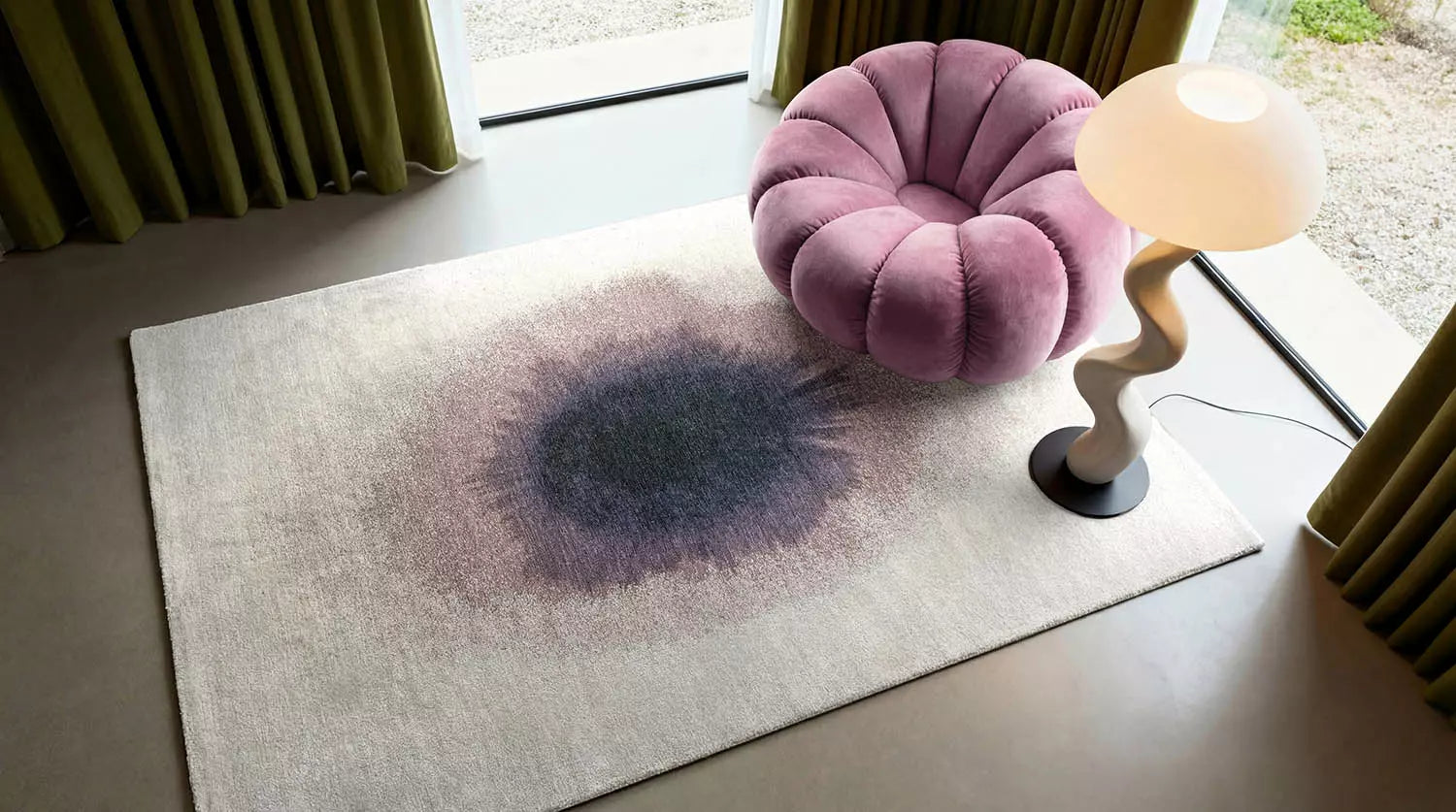 Biely koberec DROP s fialovým