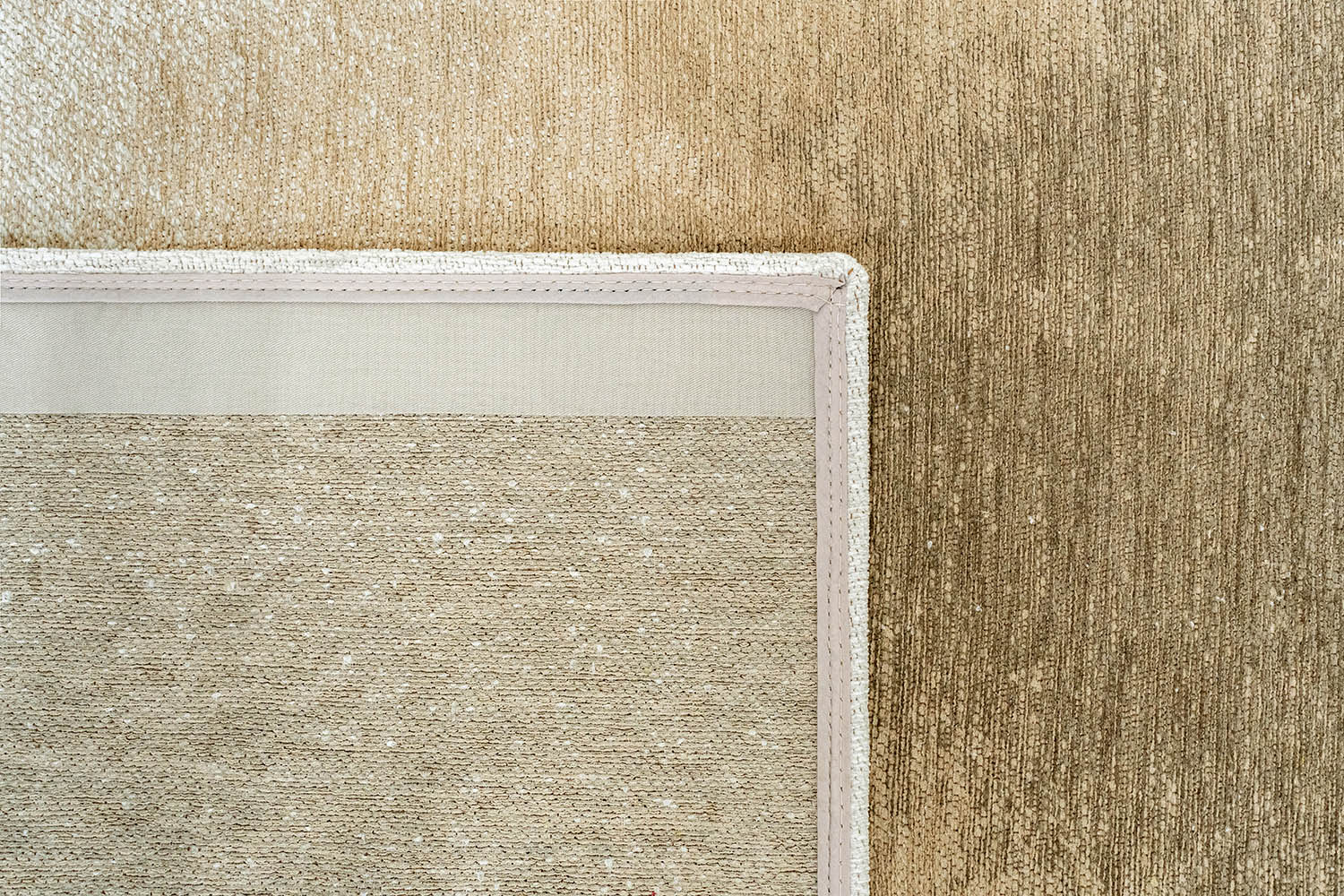 Biely koberec DROP s krémovým odtieňom