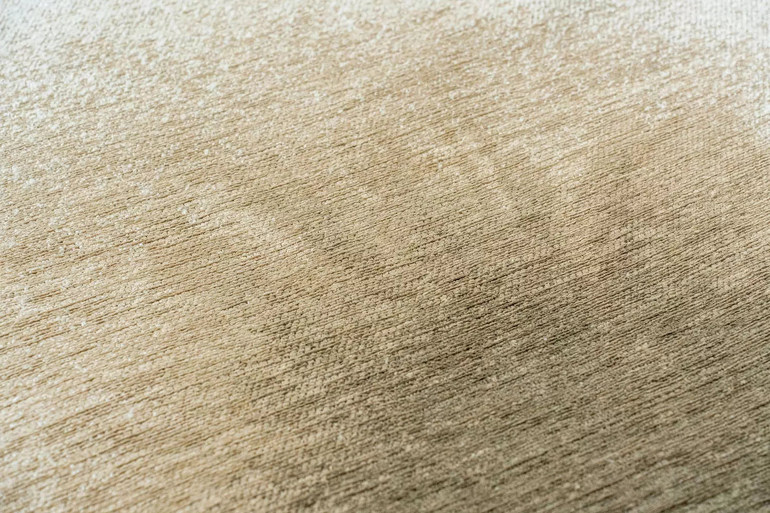 Biely koberec DROP s krémovým odtieňom