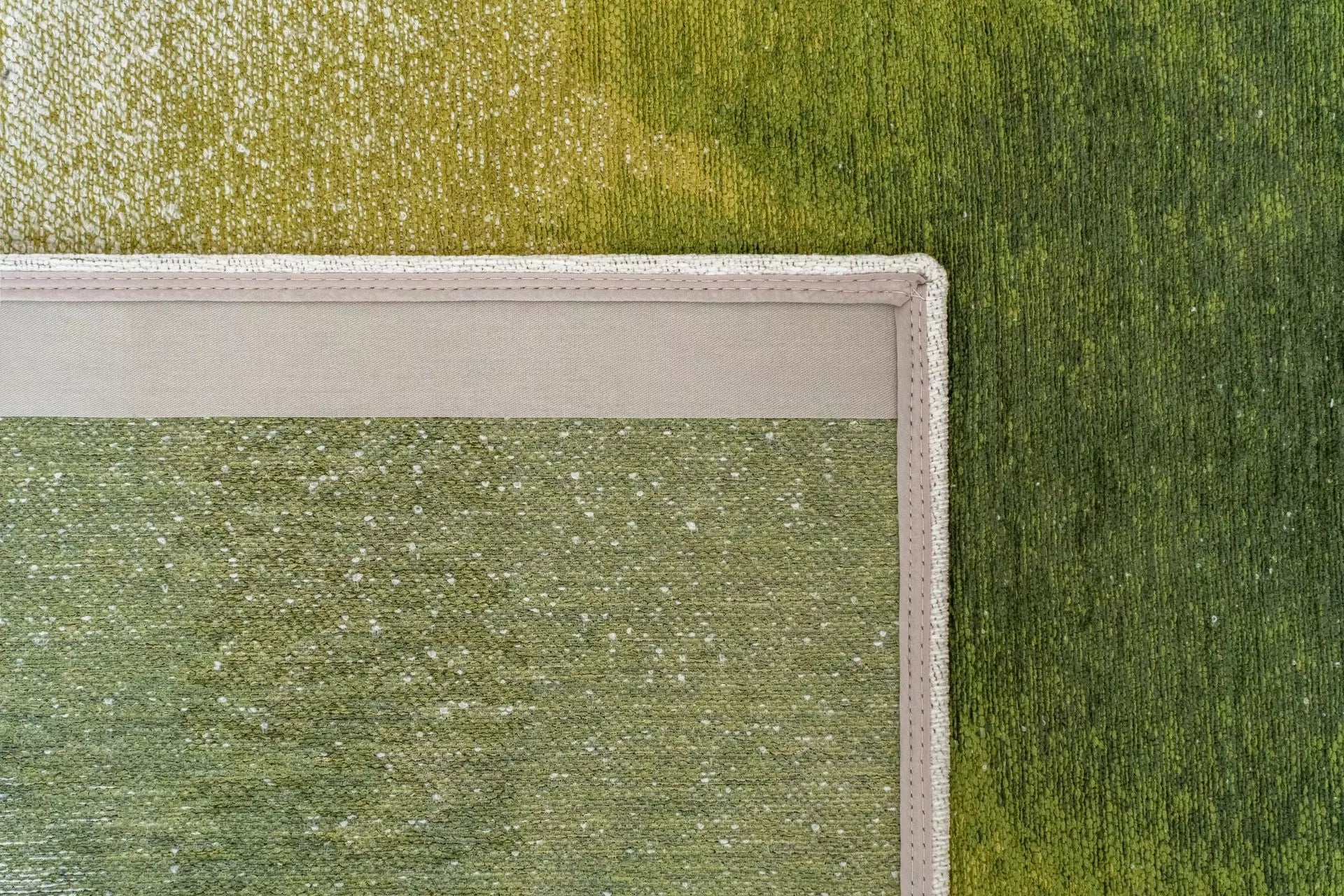 Biely koberec DROP so zelenou