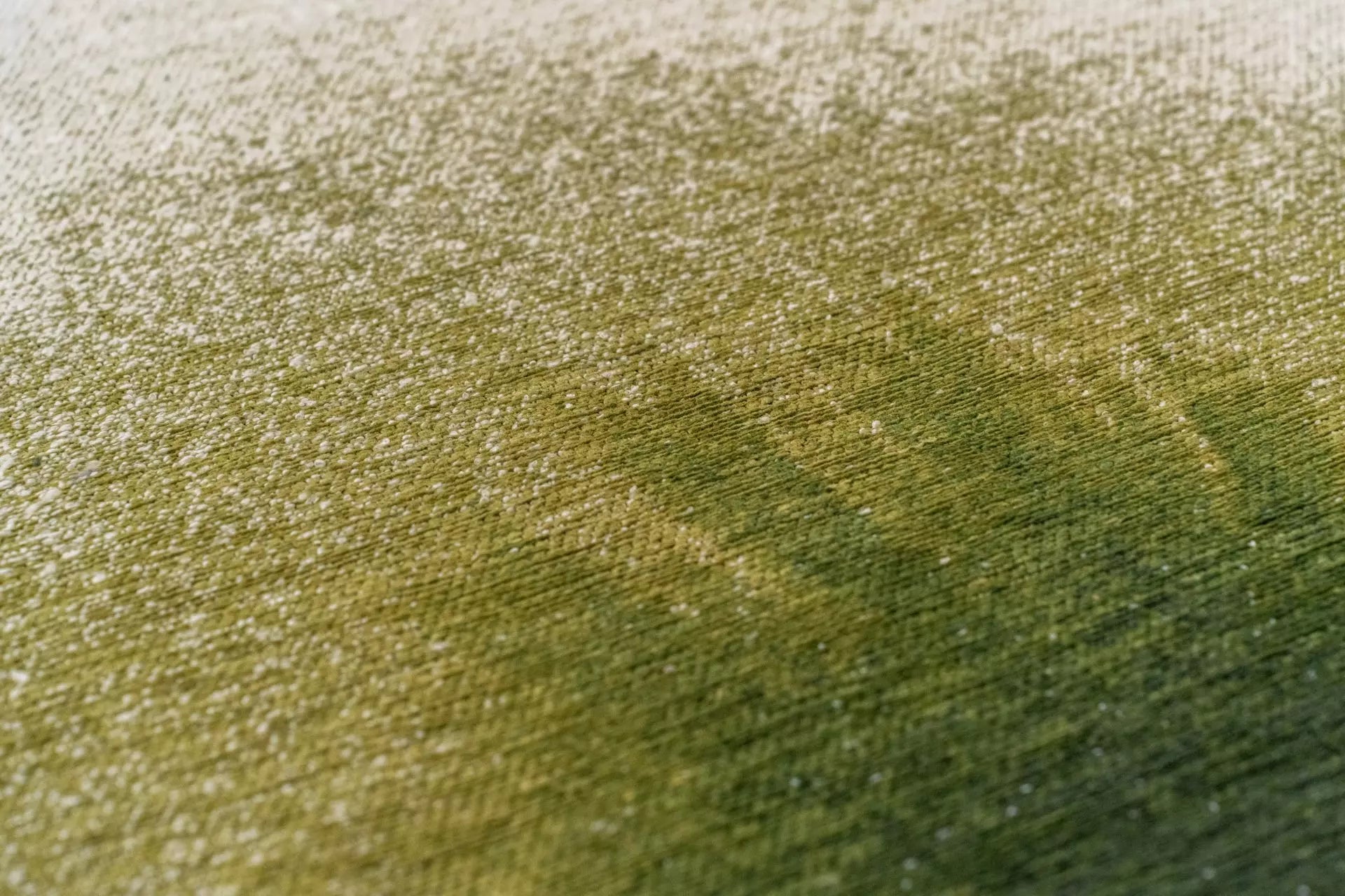 Biely koberec DROP so zelenou