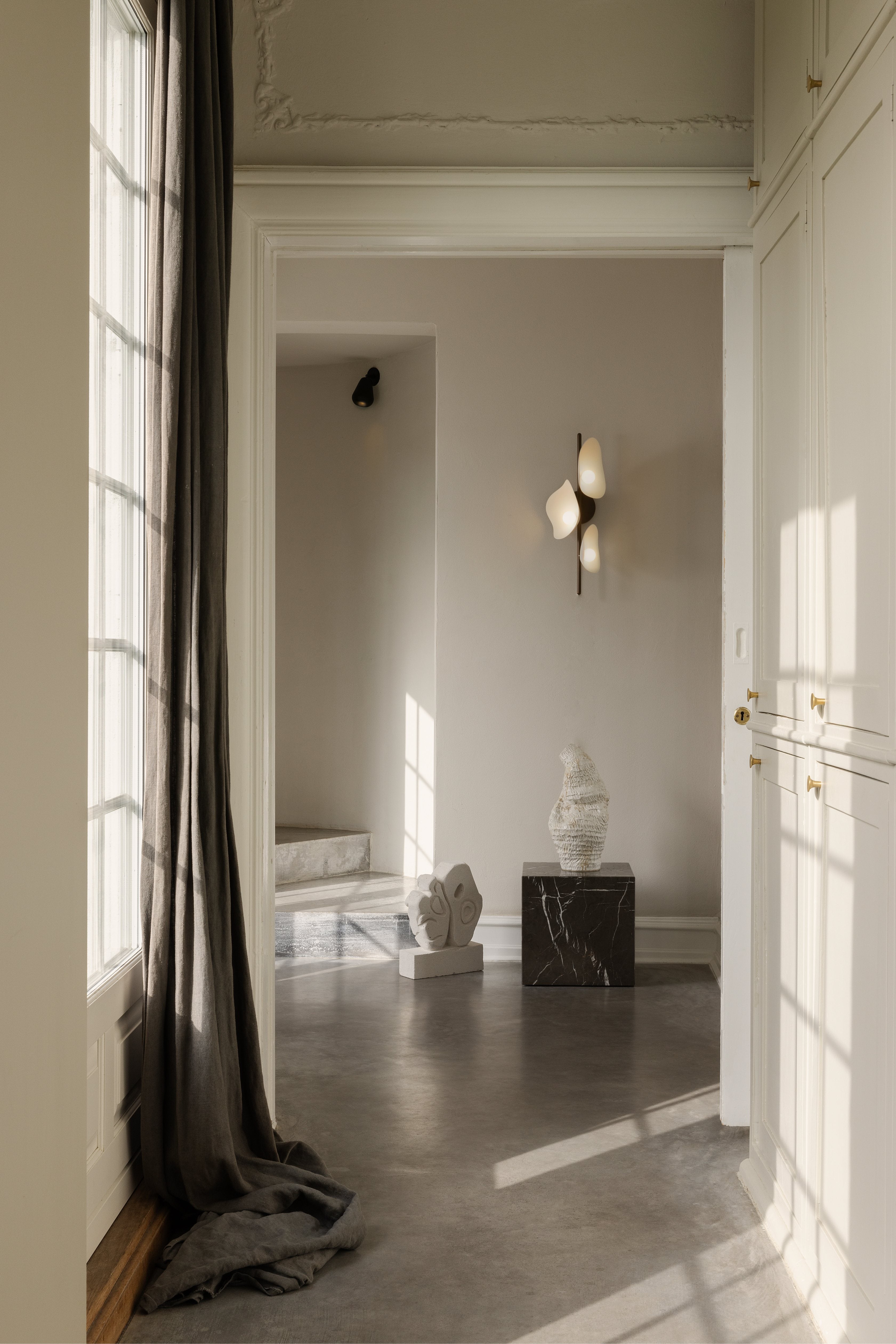 Nástenná lampa FLORII 3 tmavohnedá s bielou