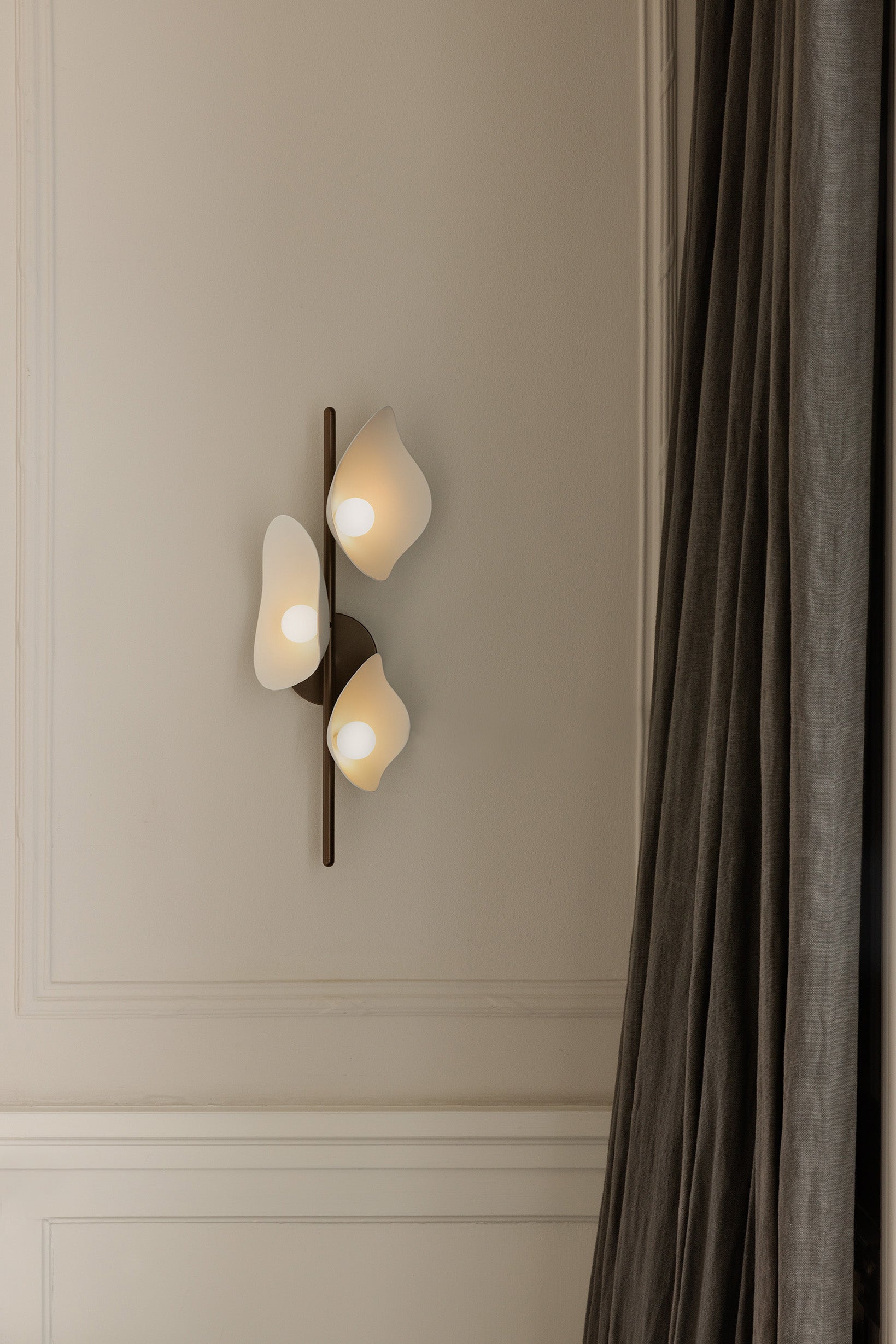 Nástenná lampa FLORII 3 tmavohnedá s bielou