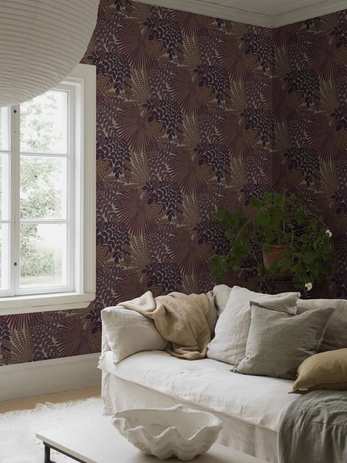 Tapeta s rastlinným motívom listov VELVET LEAVES fialová s béžovou