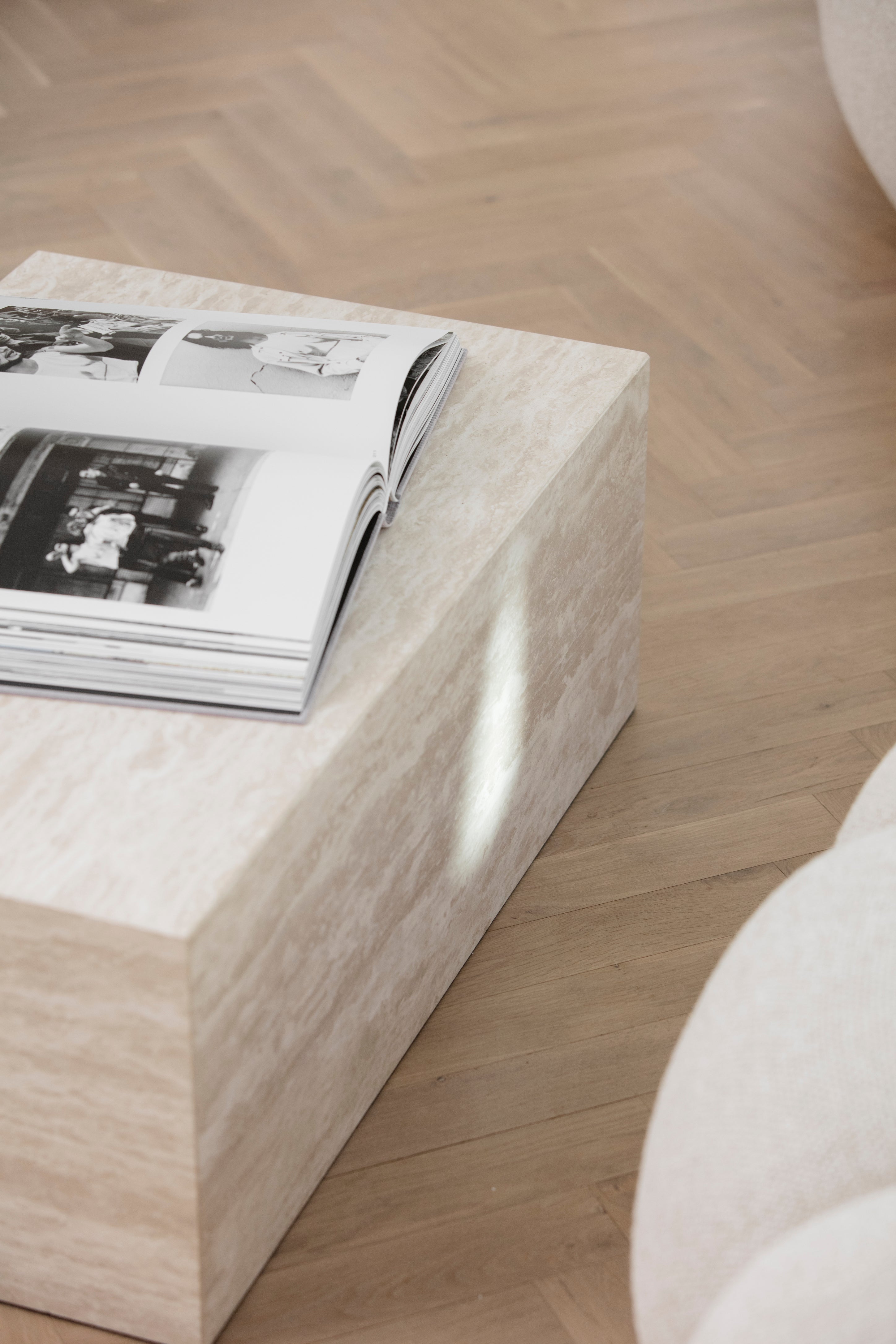 Kávový stolík CUBISM šedý travertín