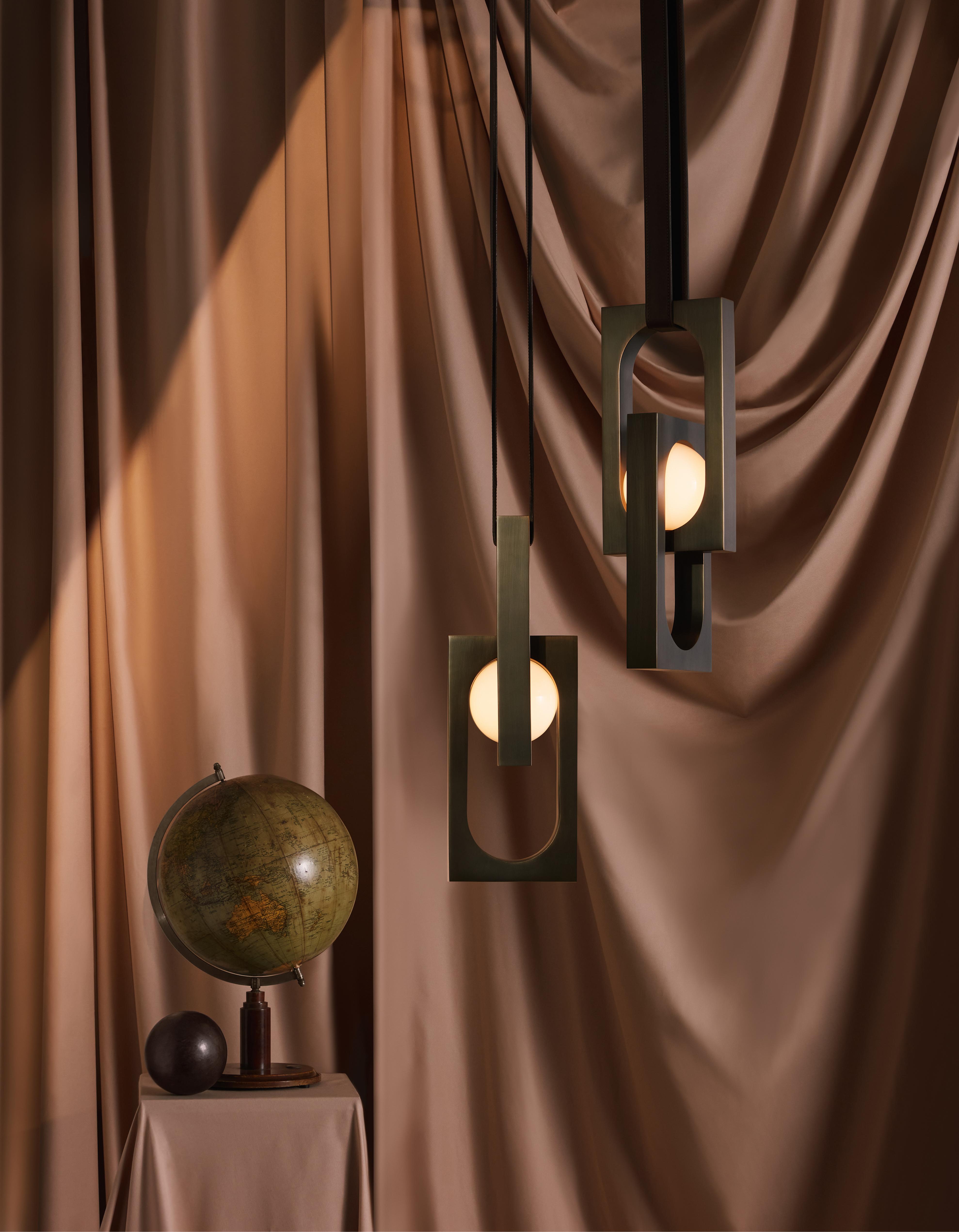 Lampa visiacá MYTHOS DUO s opálovým tienidlom a mosadzou