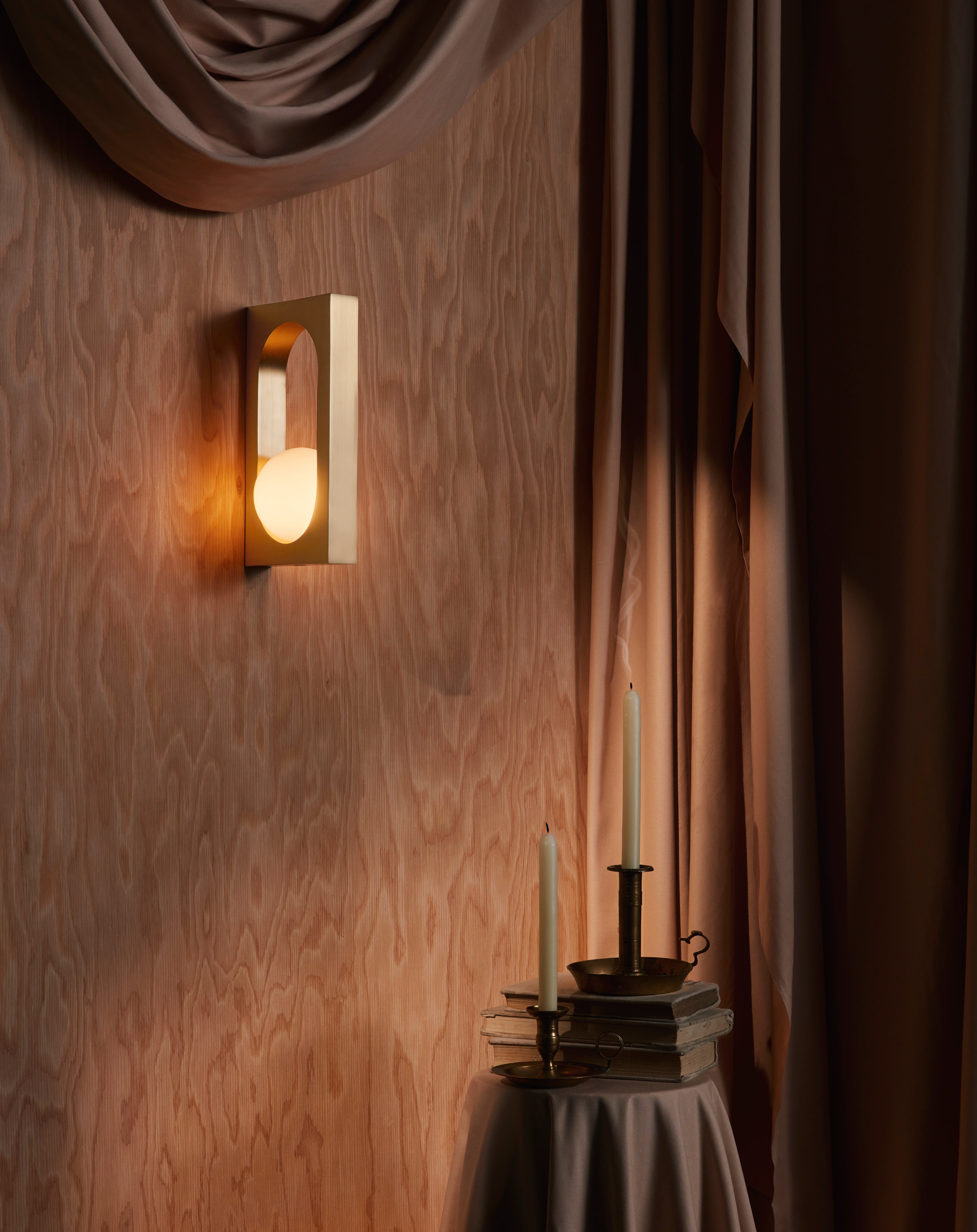 Nástenná lampa MYTHOS s opálovým tienidlom a mosadzou