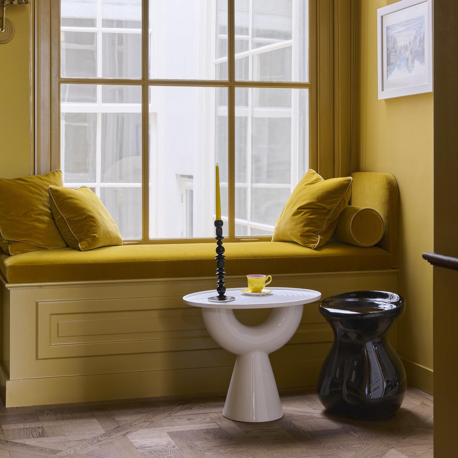 Biely bočný stolík ANISH