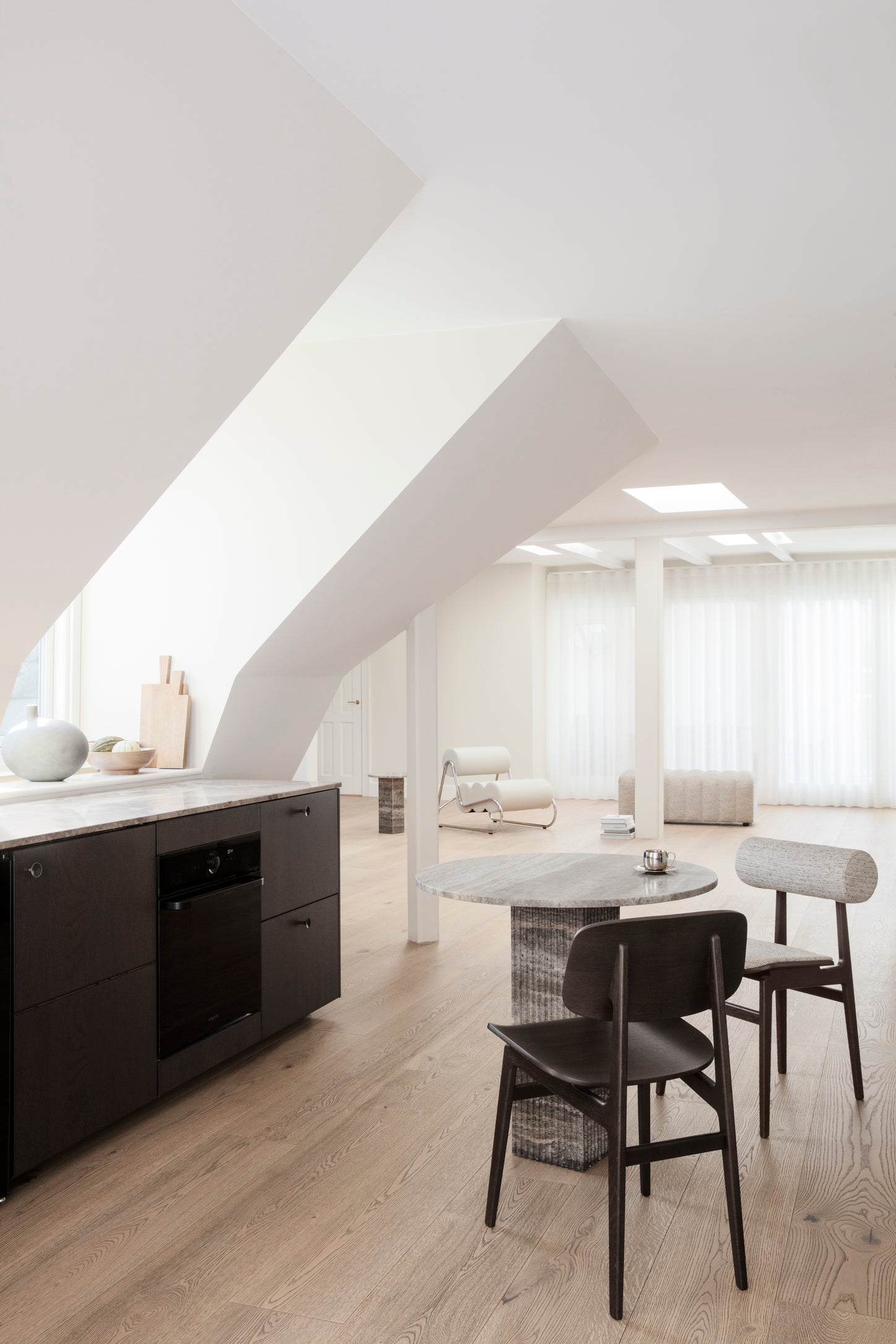 Okrúhly stôl SOHO šedý travertín