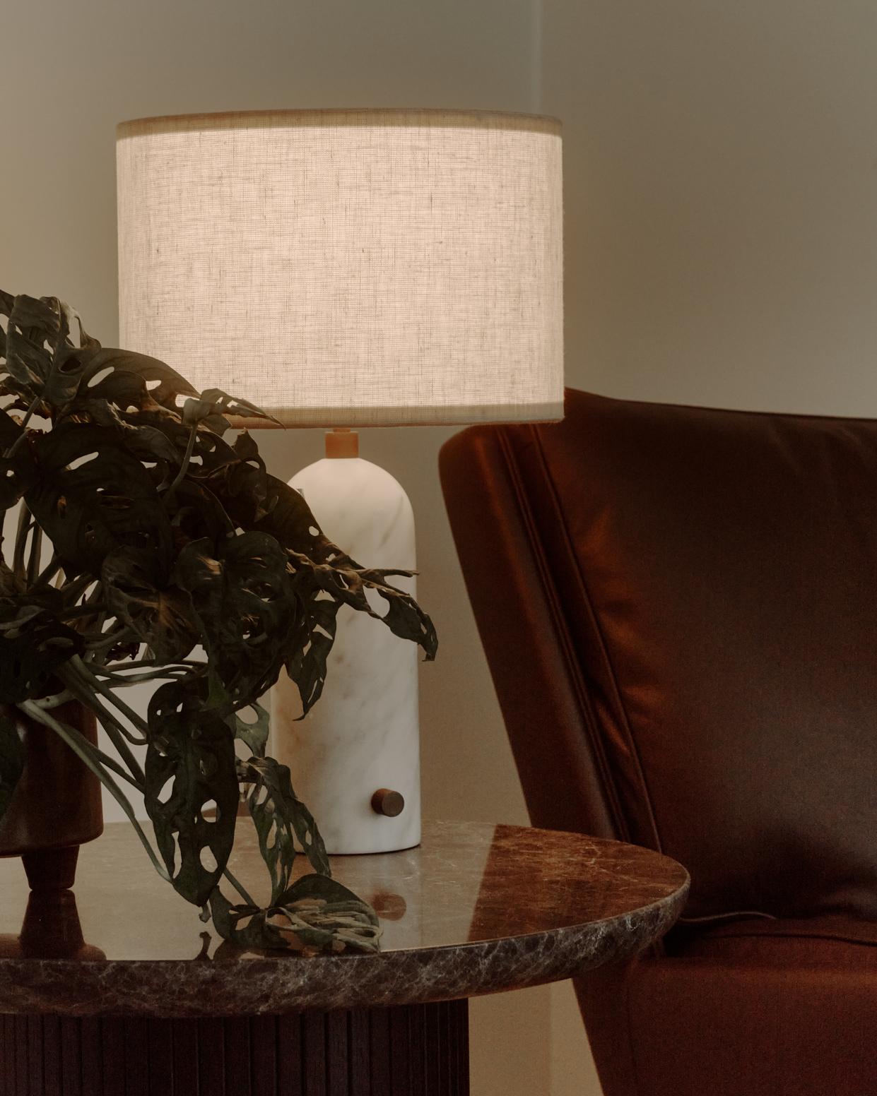 Stolná lampa GRAVITY biely mramor