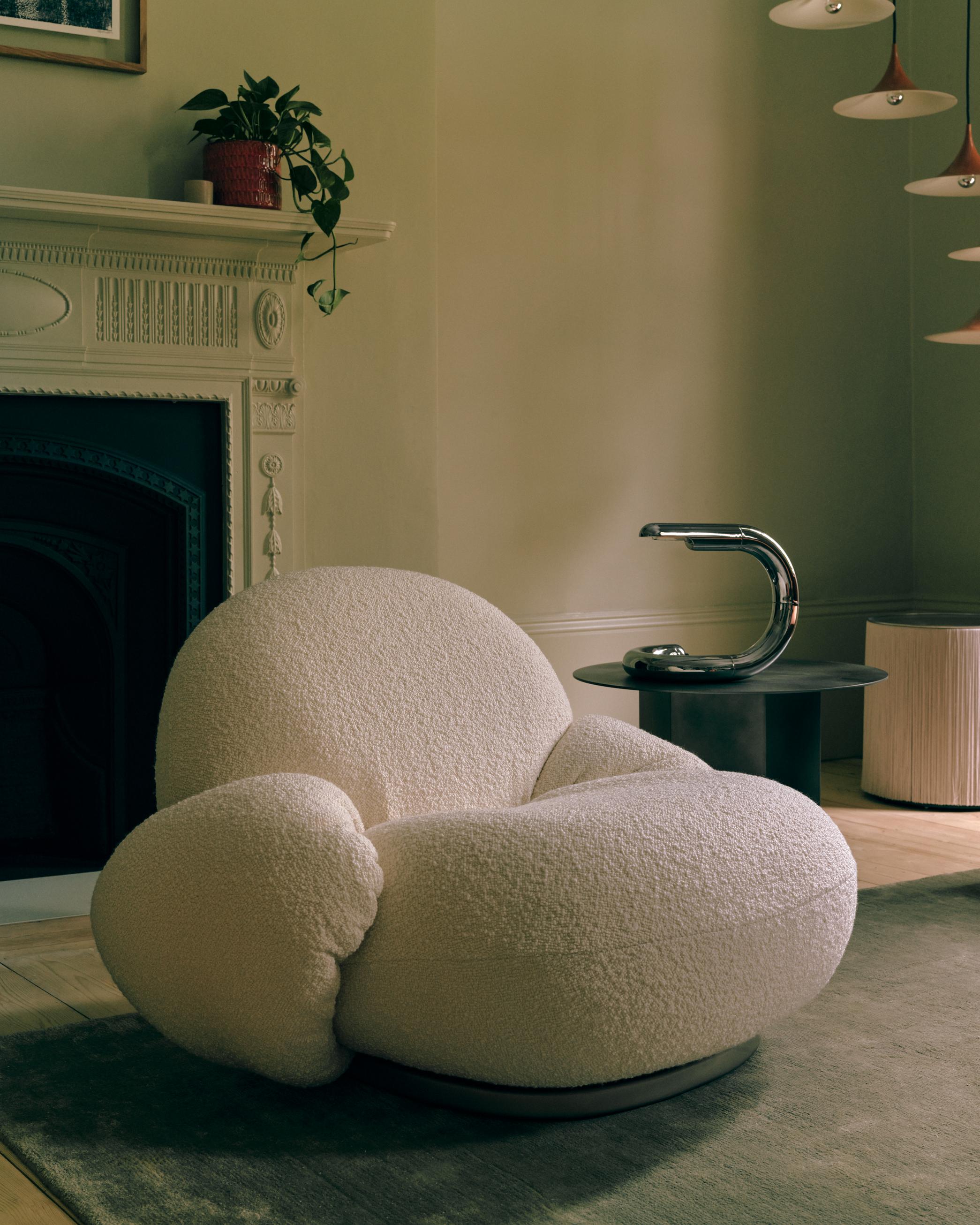 PACHA Armchair with Armrests Upholstered with Black Base