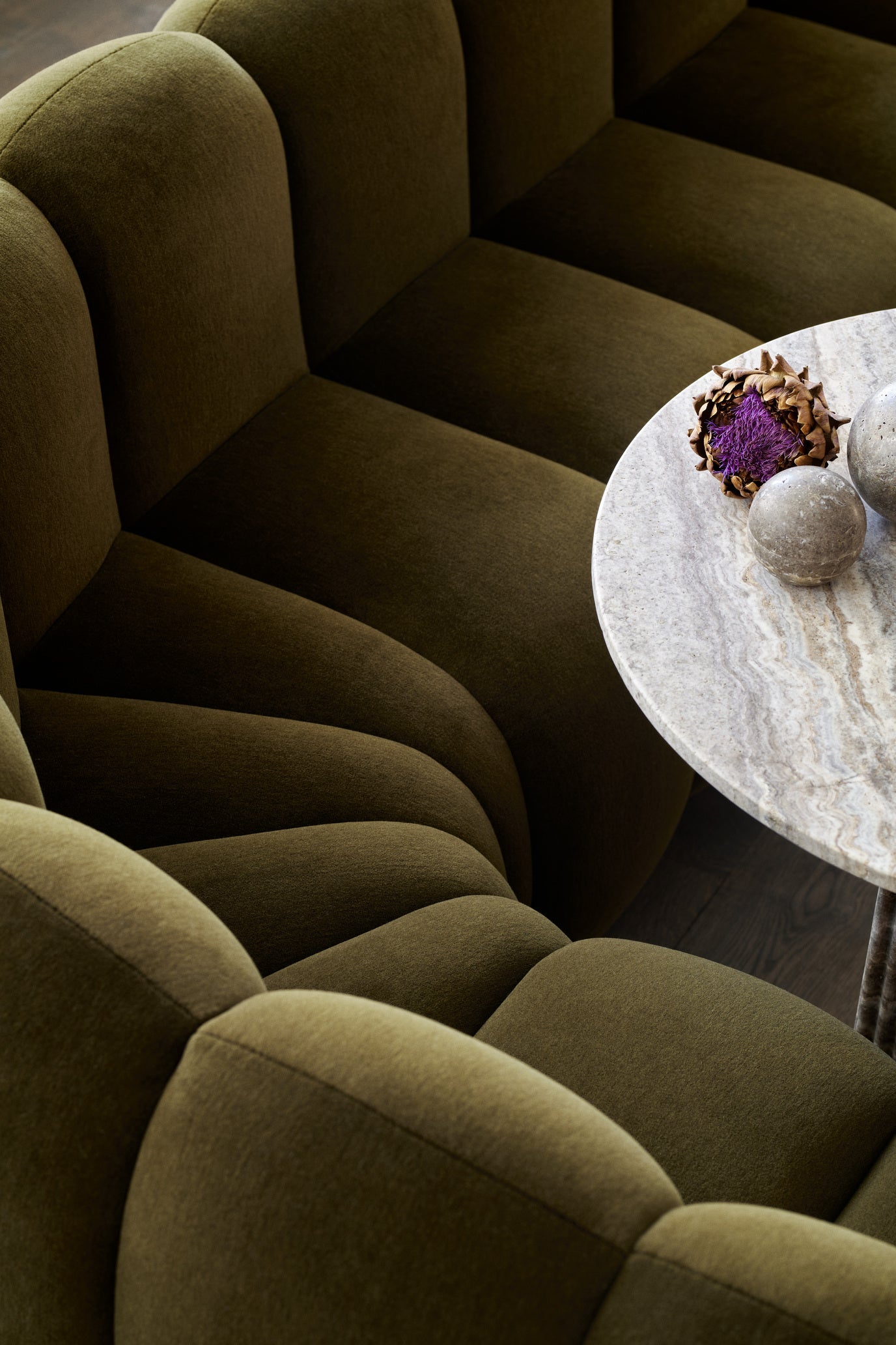 Okrúhly stôl SOHO šedý travertín