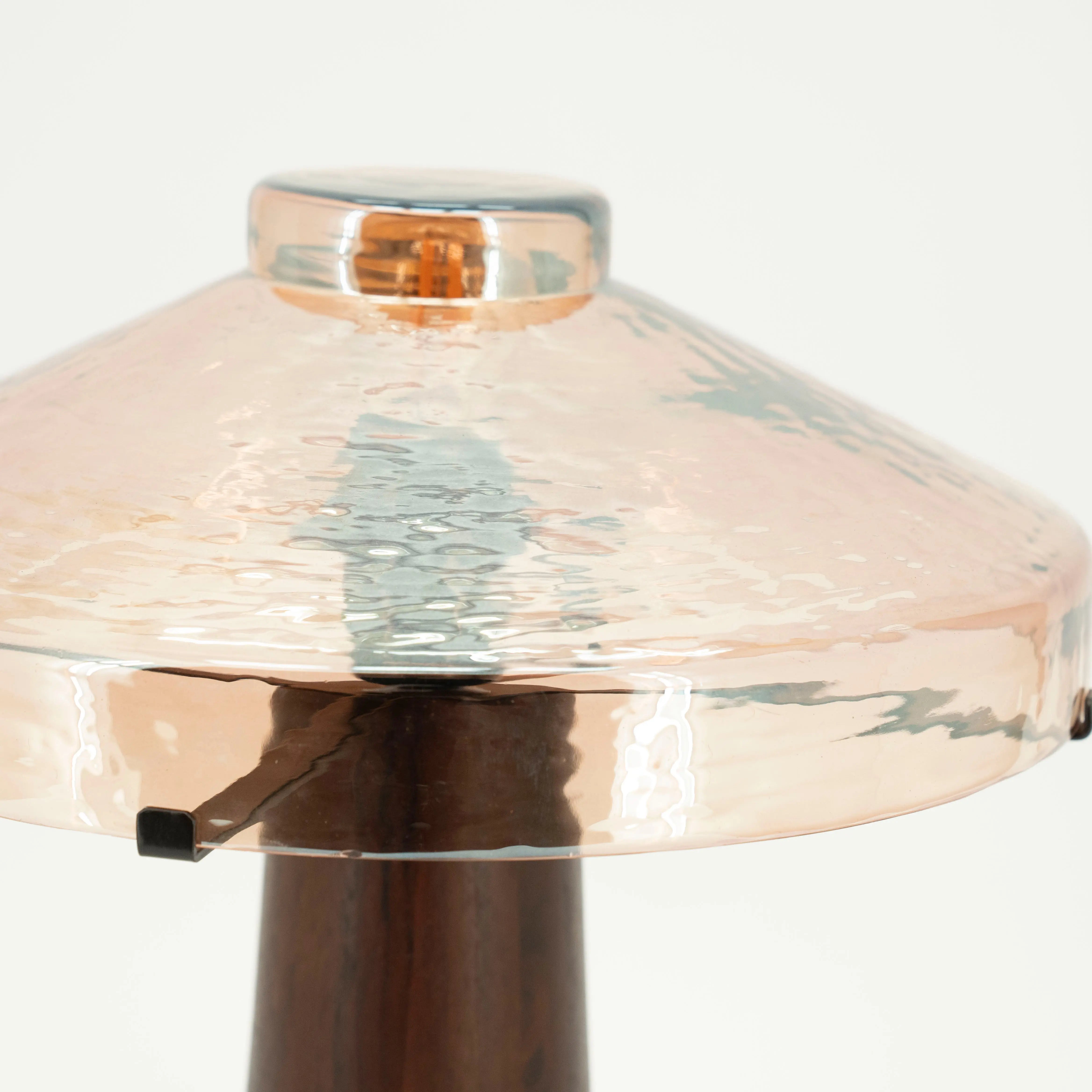 Lampa stołowa DOME drewniana podstawa ze szklanym kloszem – By Boo