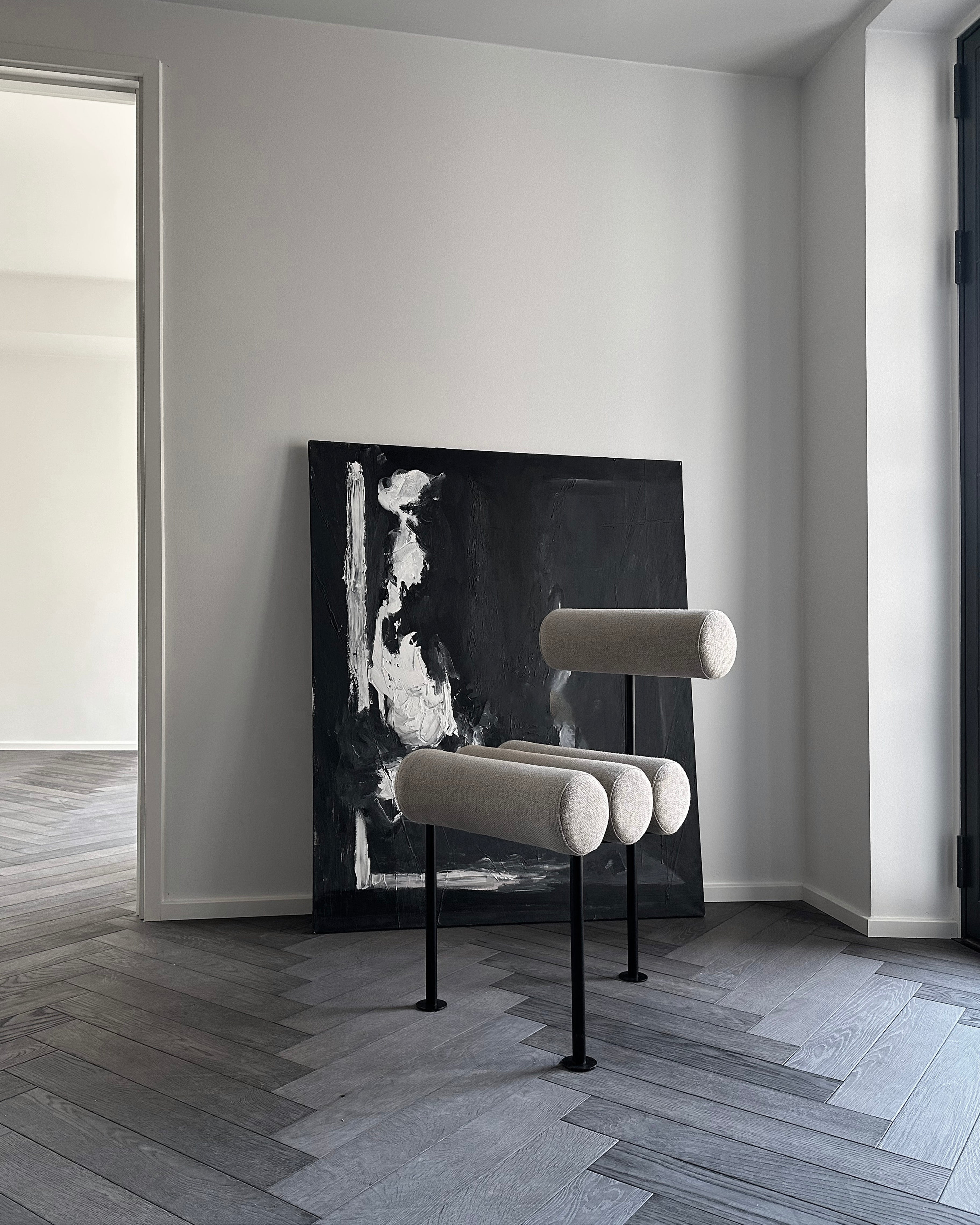 HIRO chair beige with black base