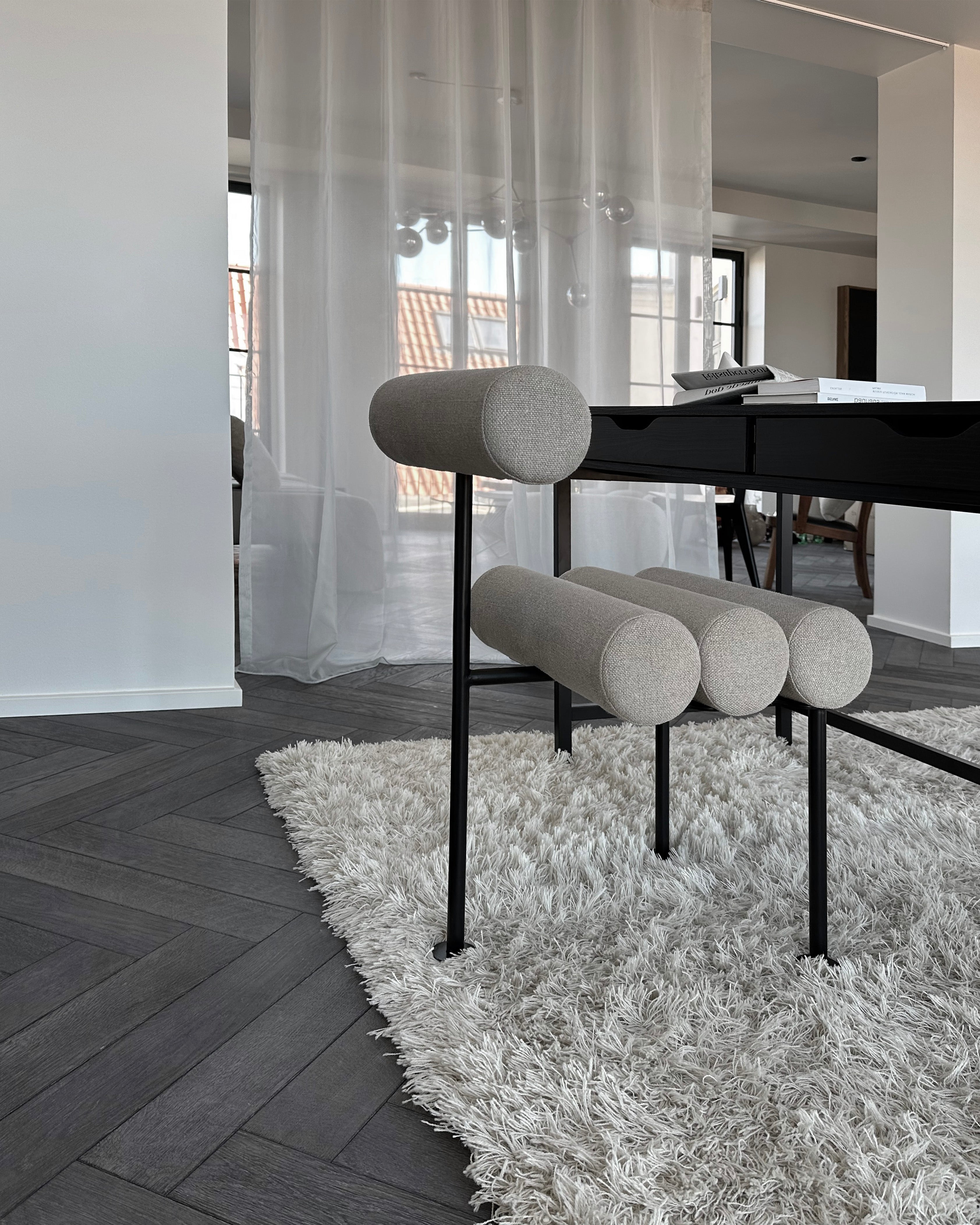 HIRO chair beige with black base