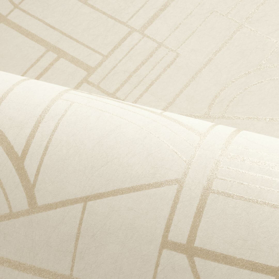 Metalická tapeta s geometrickým vzorom CINÉTIQUE - SABLE/DORÉ béžová so zlatou