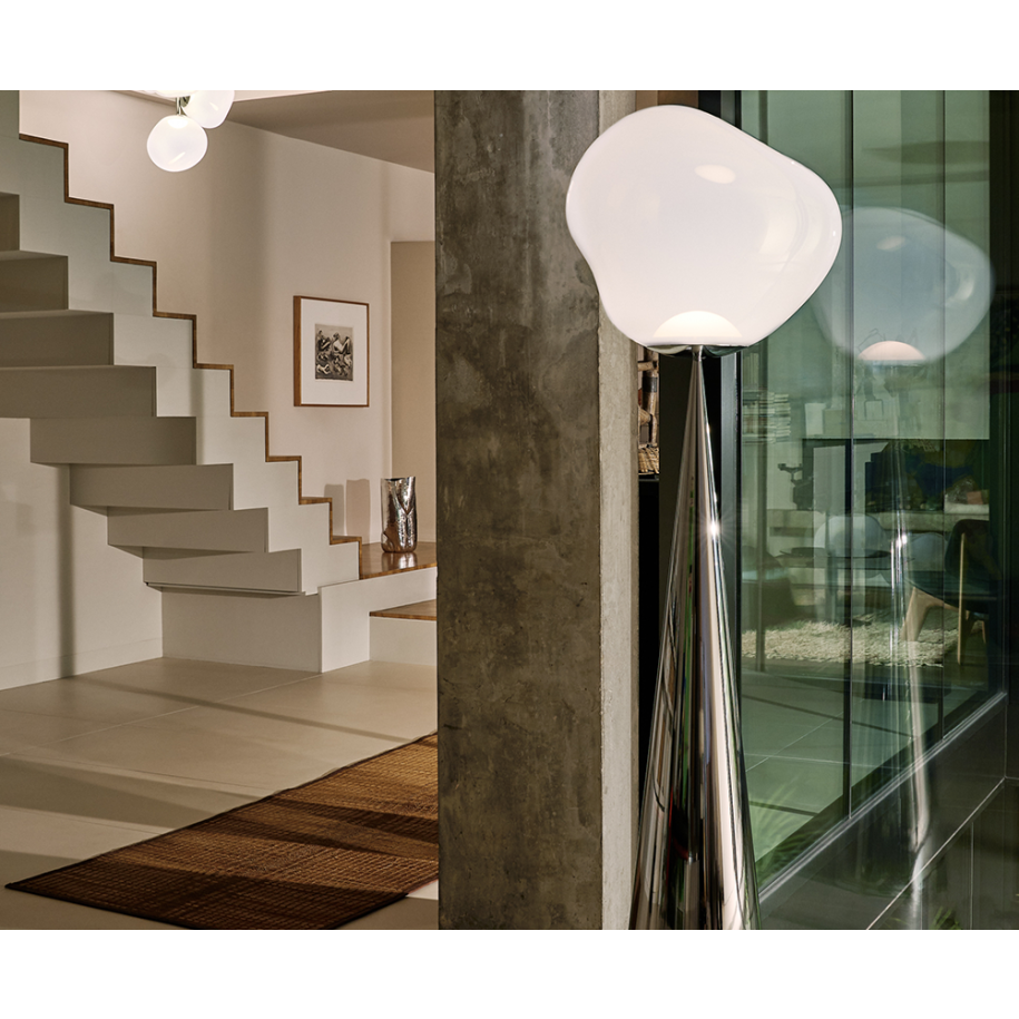 Podlahová lampa MELT opalizujúca s čiernym podstavcom