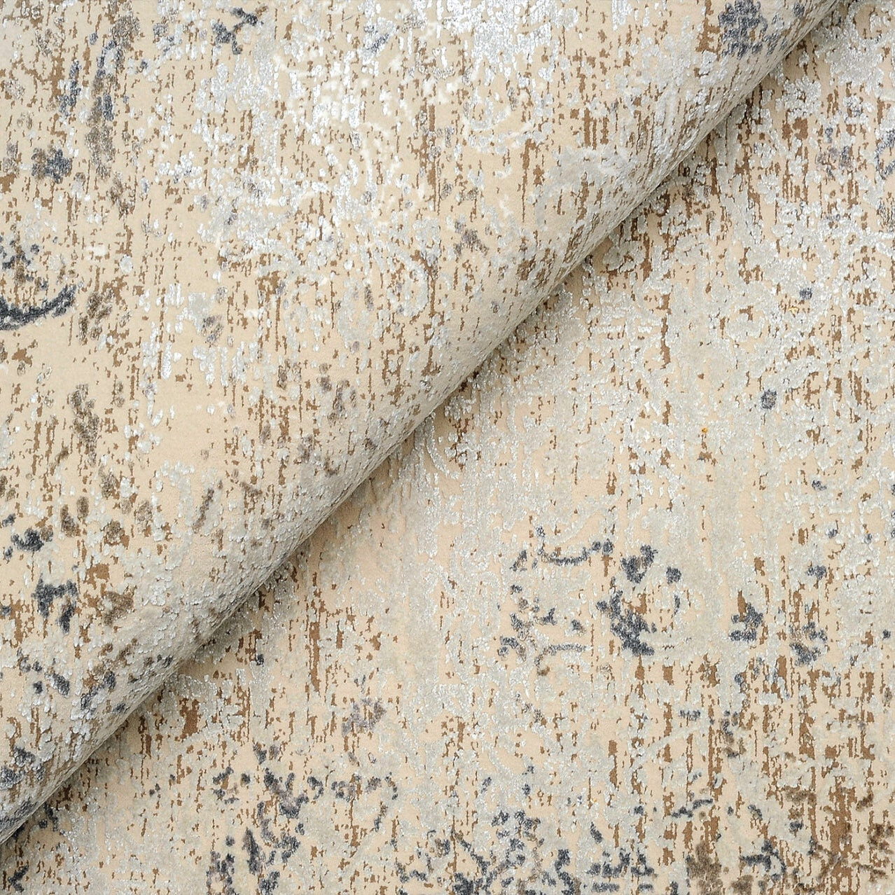 Royal rug with beige ornaments