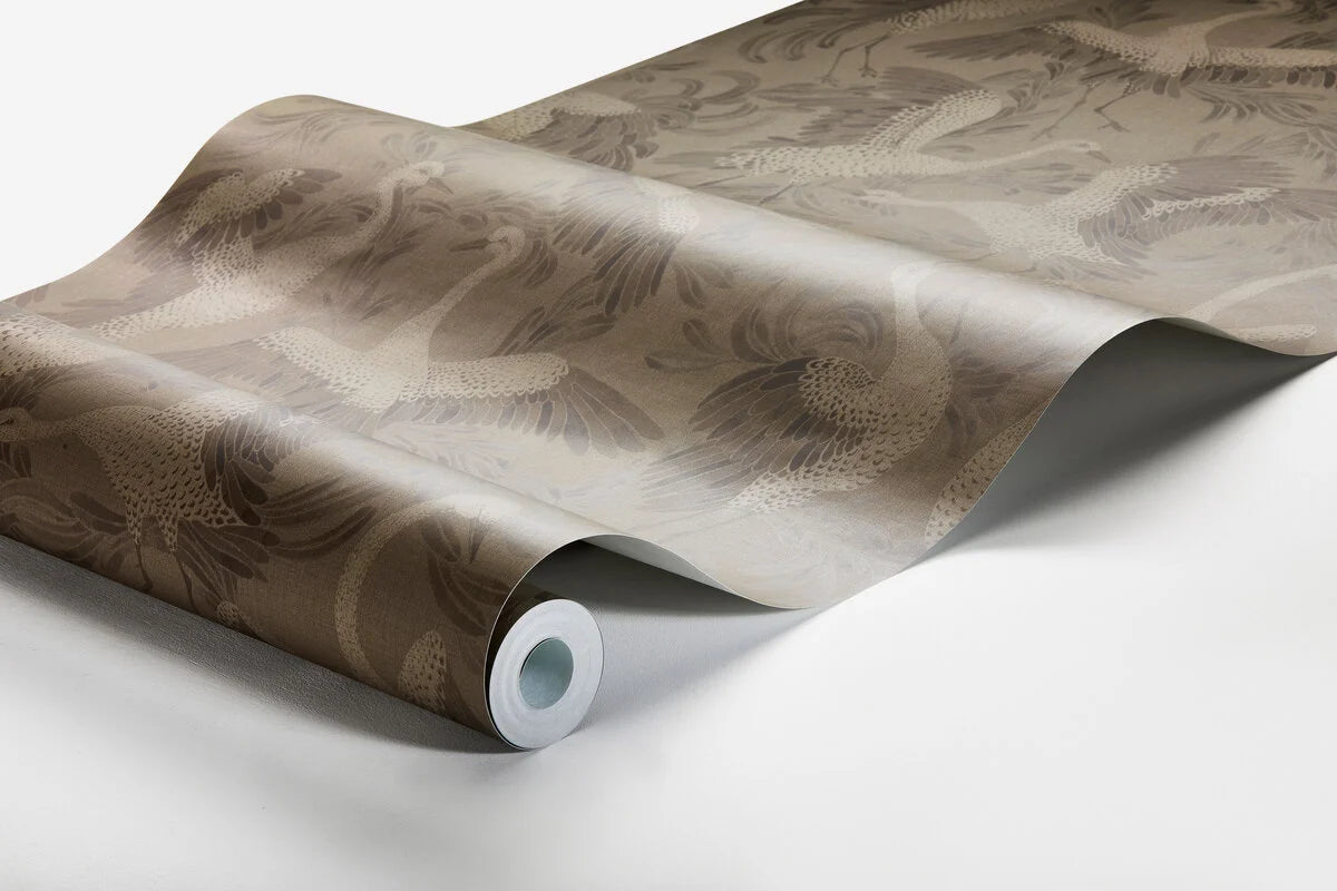 Tapeta so zvieracím motívom vtákov TANČIACI ŽERIAV hnedá