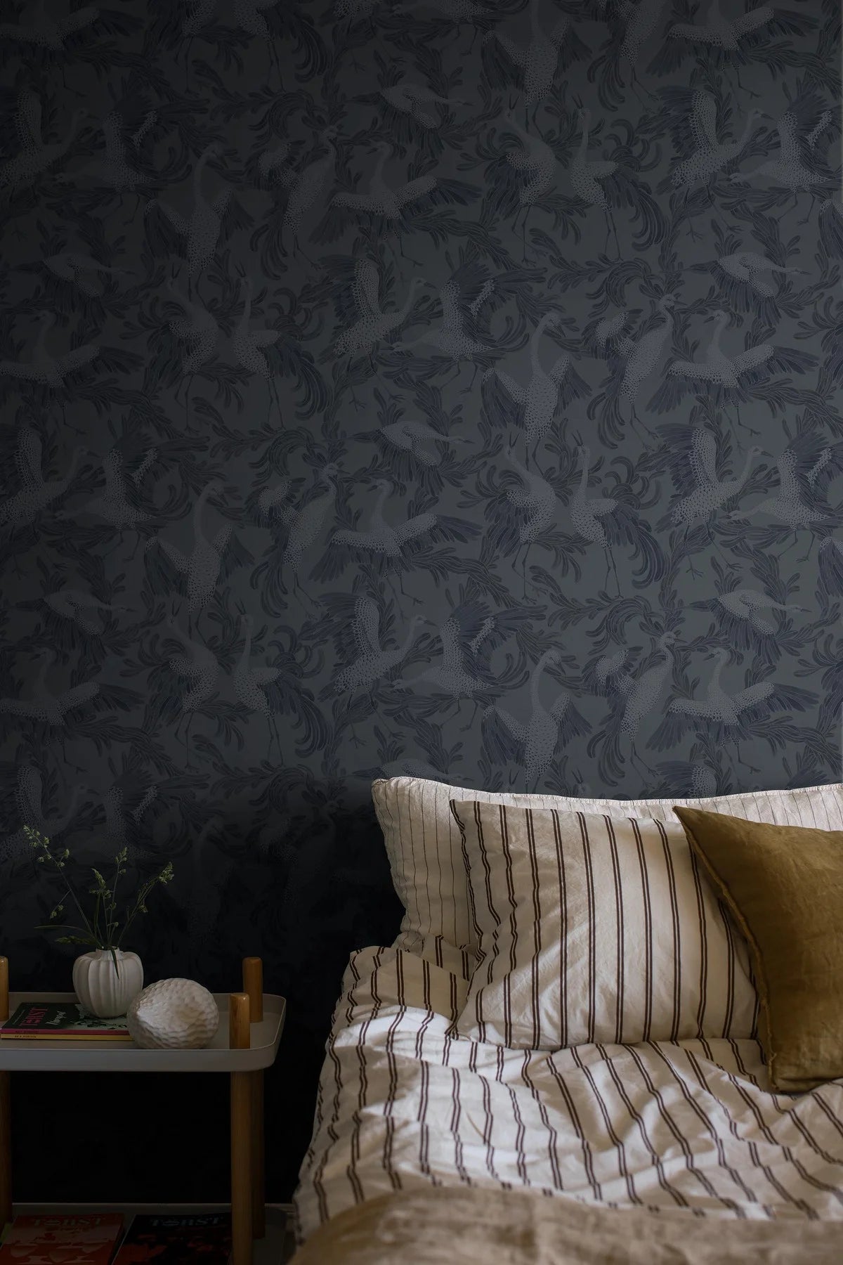 Tapeta so zvieracím motívom vtákov TANČIACE ŽRÚTIE modrá