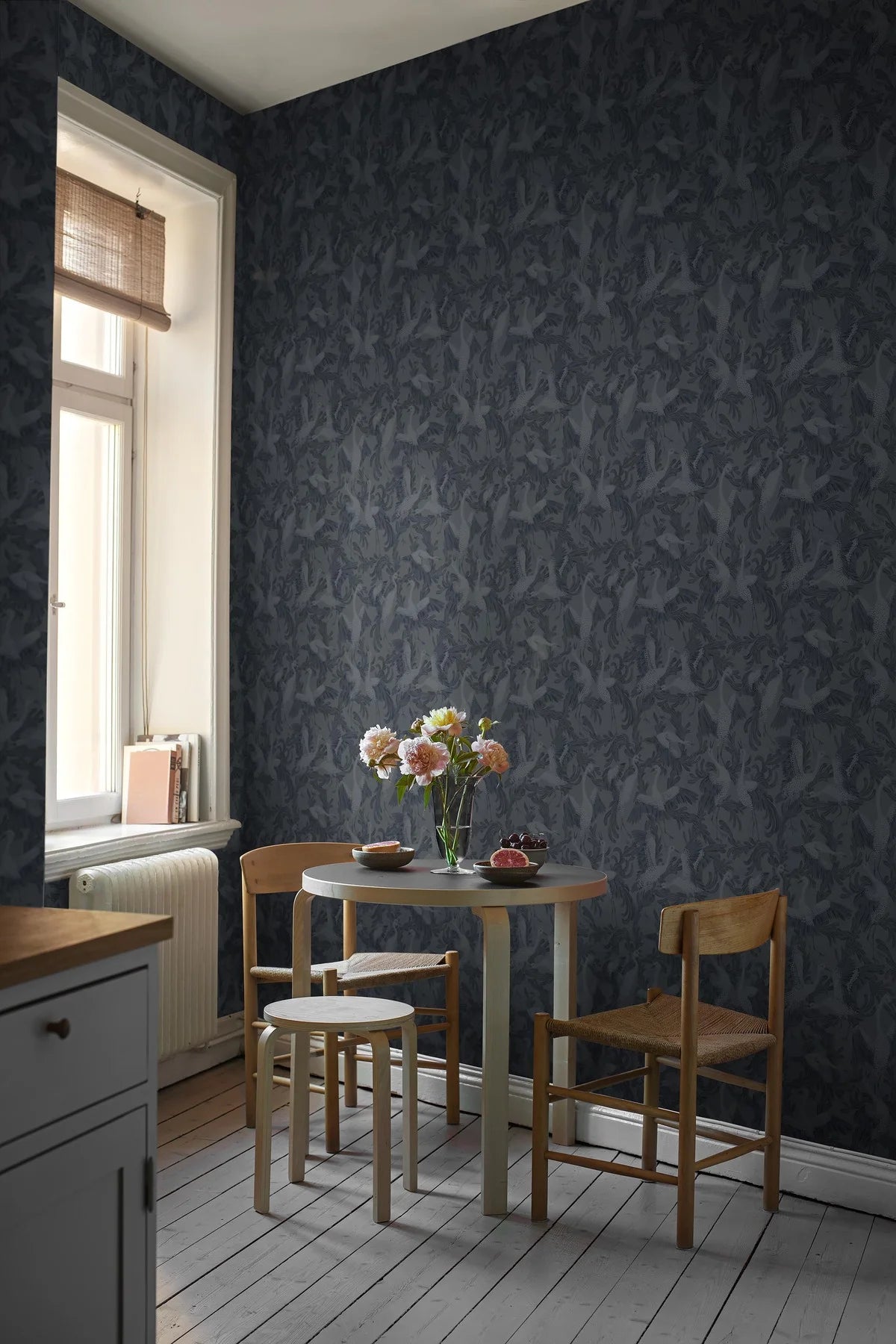 Tapeta so zvieracím motívom vtákov TANČIACE ŽRÚTIE modrá