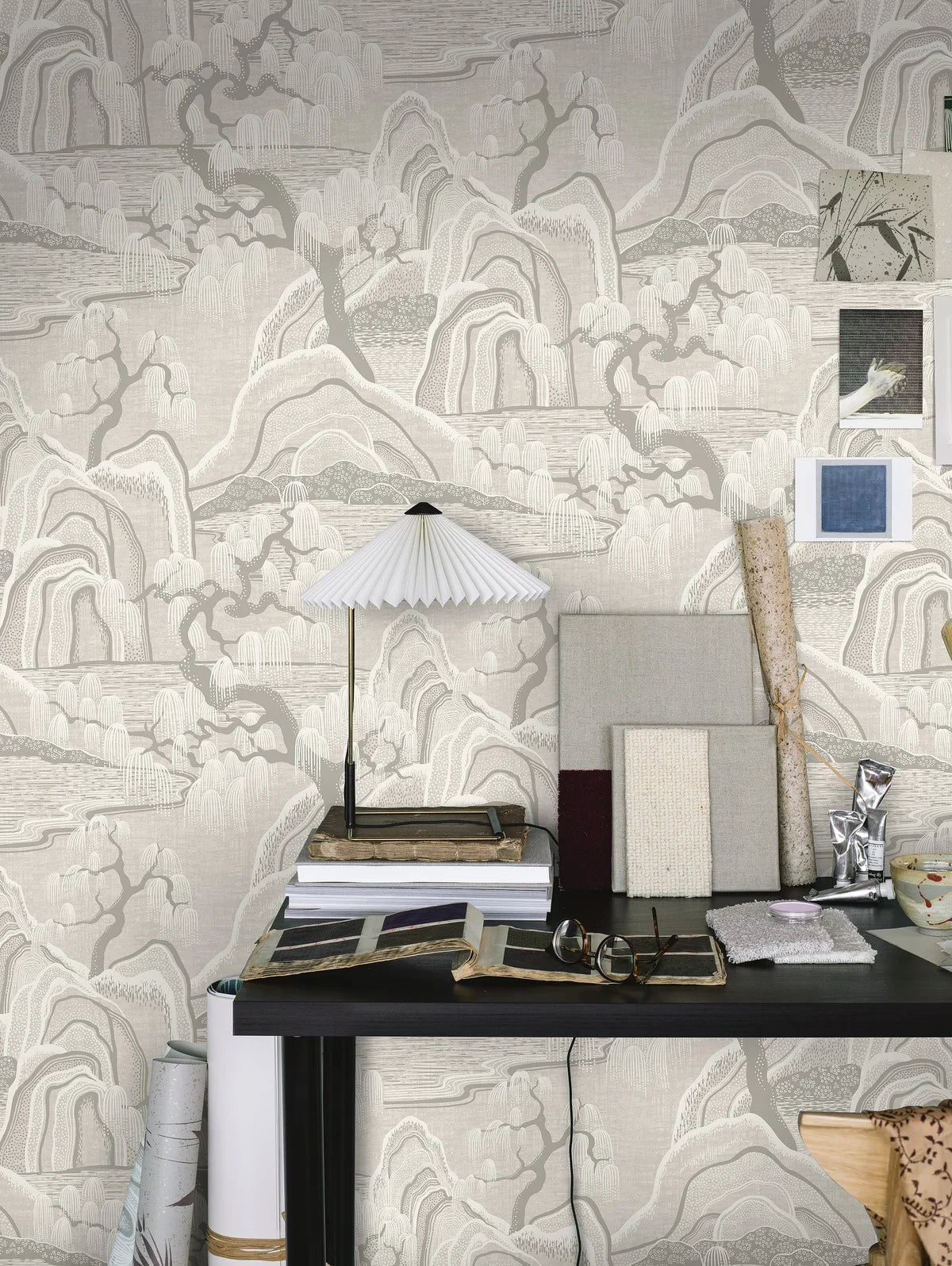 Papierová flizelínová tapeta s krajinou INDIGO GARDEN béžová so šedou