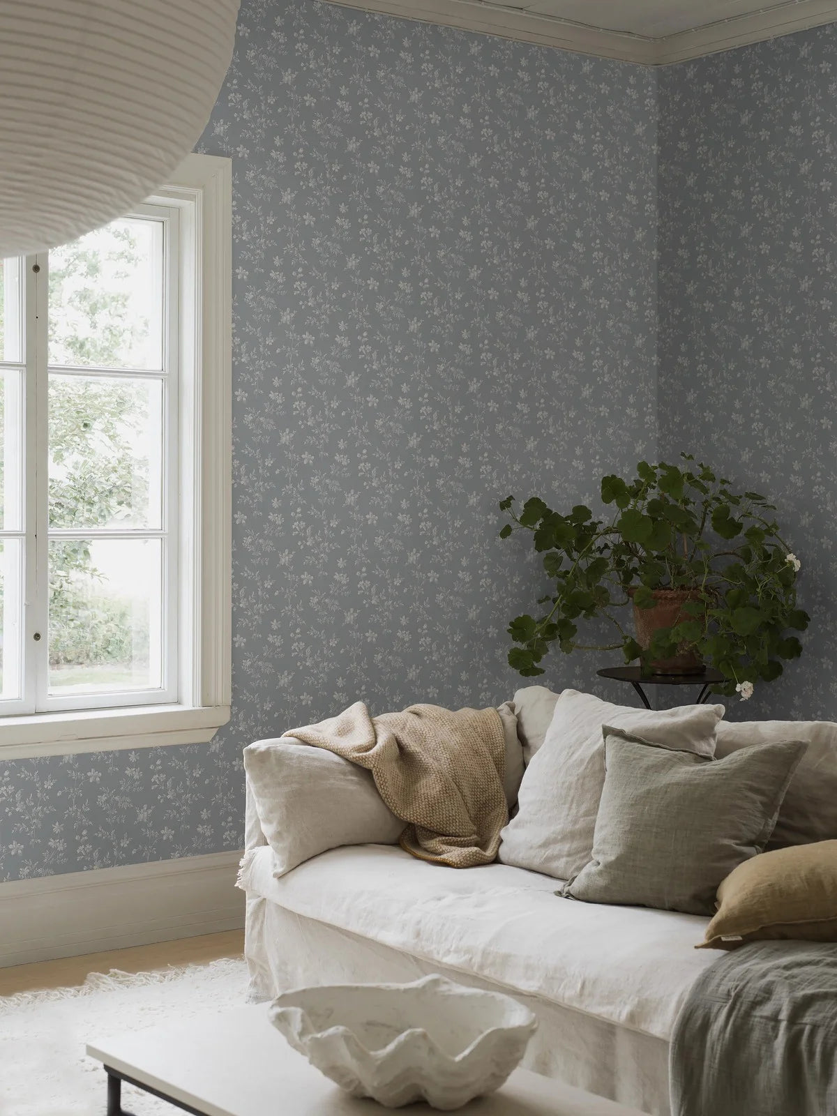 Tapeta s rastlinným motívom ÄNGSBLOMMA modrá s bielou