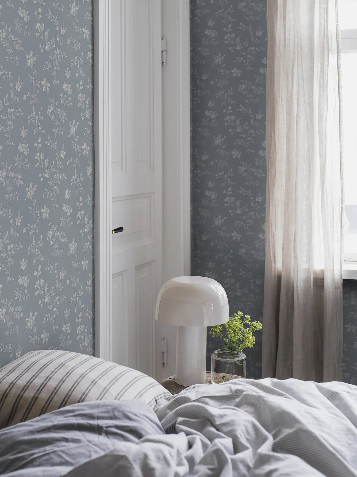 Tapeta s rastlinným motívom ÄNGSBLOMMA modrá s bielou