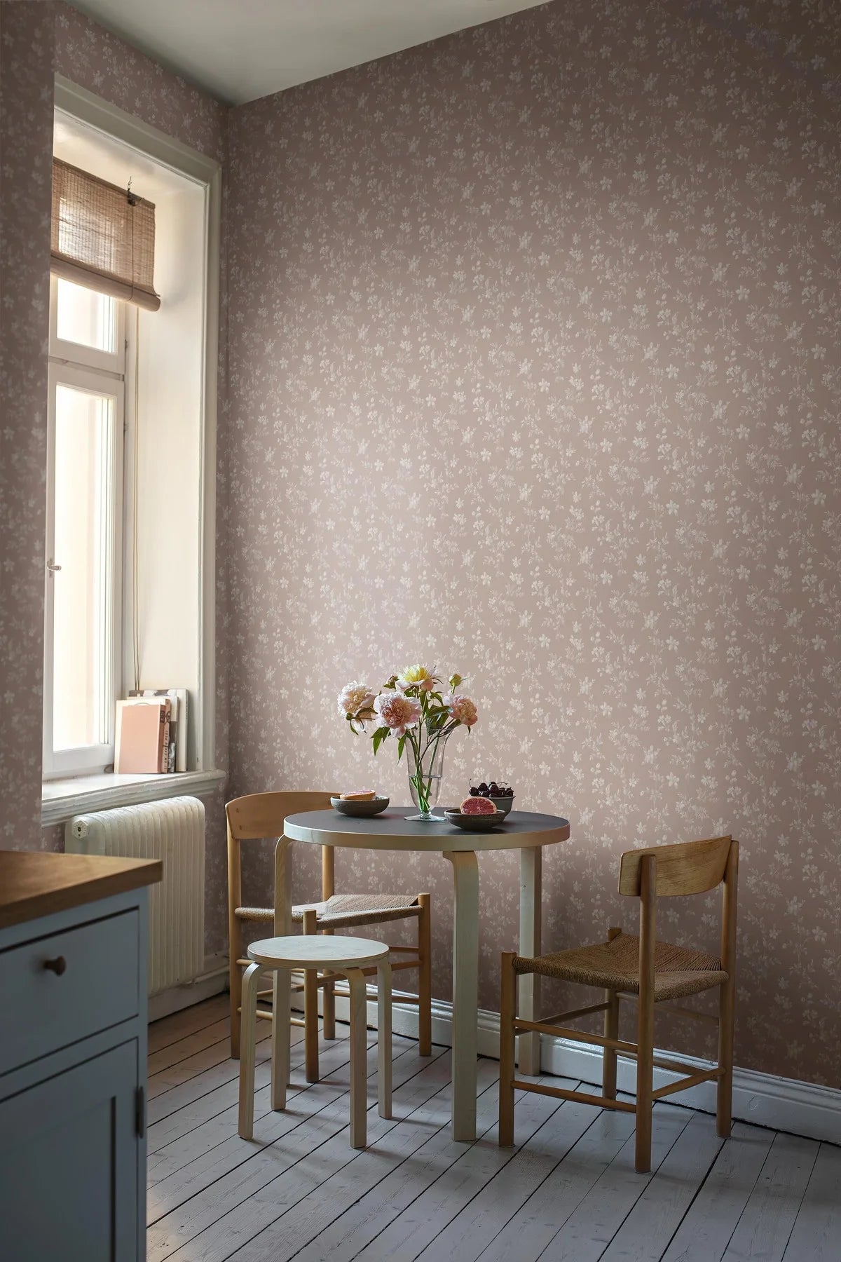Tapeta s rastlinným motívom ÄNGSBLOMMA hnedá
