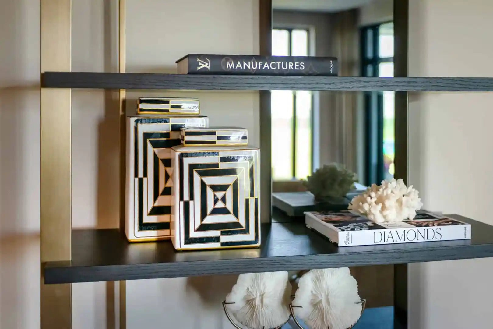 Čierny regál RIGLEY s mosadzným povrchom