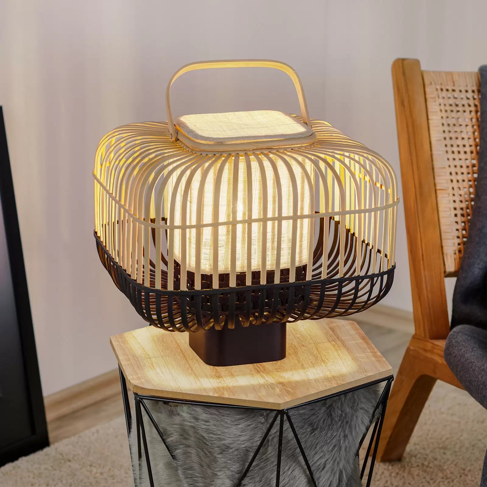 Štvorcová stolná lampa BAMBOO čierna