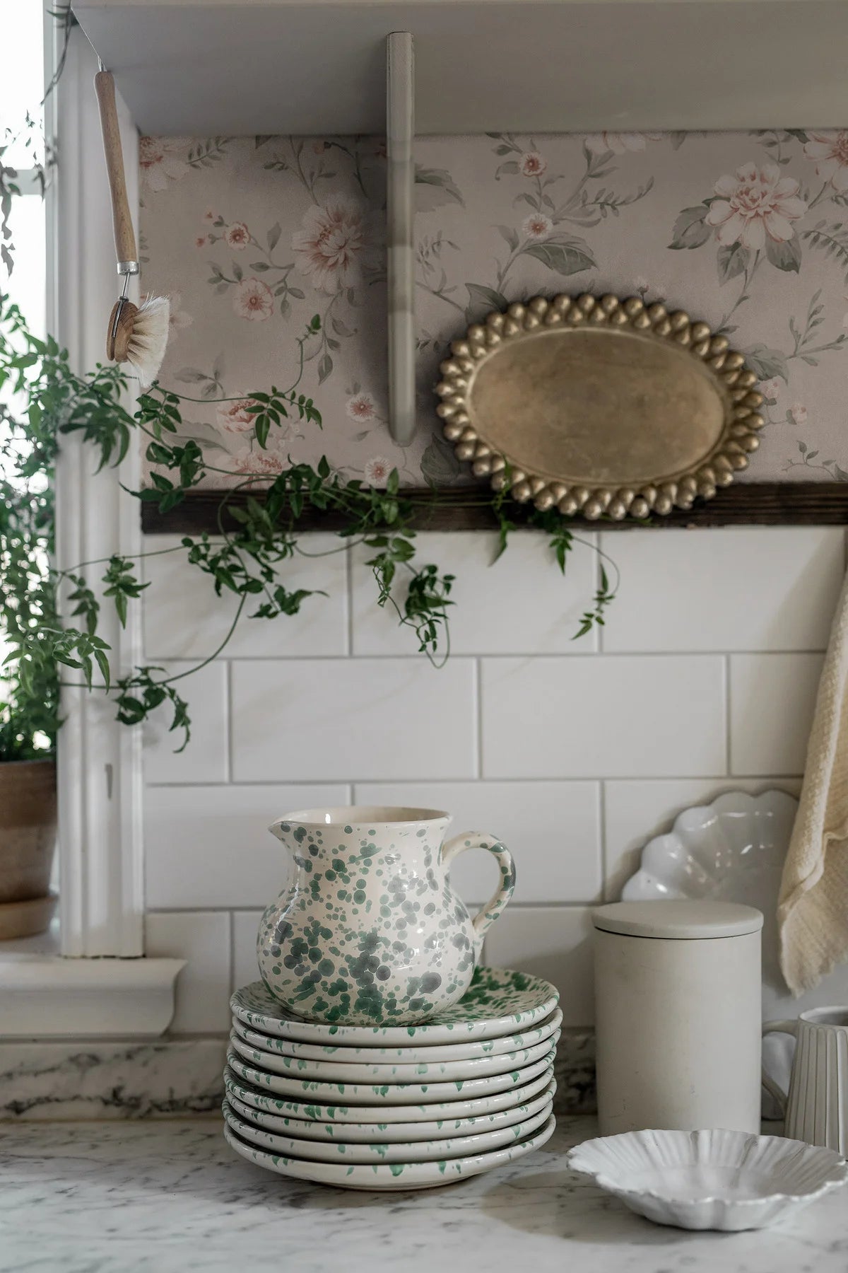 Papierová flizelínová tapeta s rastlinným vzorom LAURA’S COTTAGE béžová s pudrovou ružovou