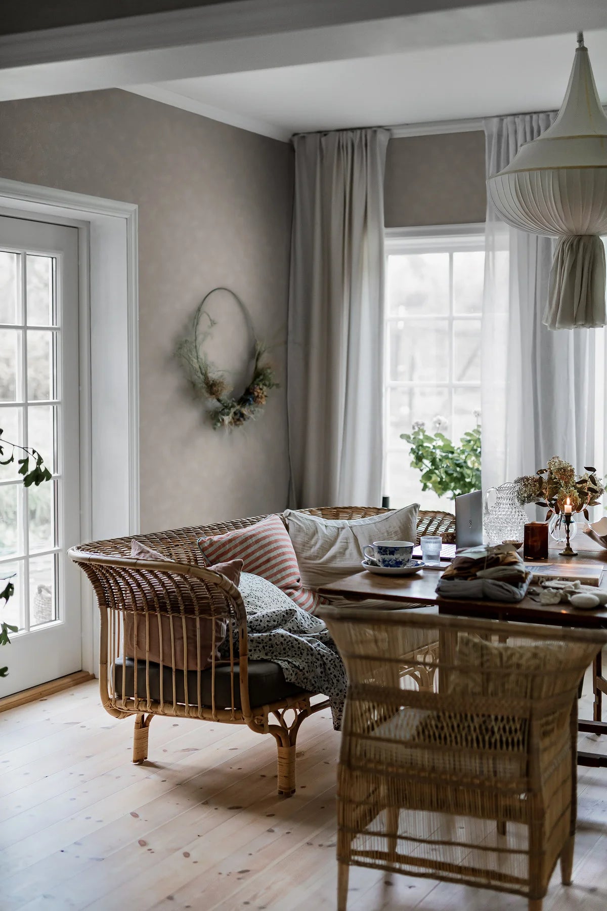 Tapeta imitujúca omietku MAĽOVNÍKOVA STENA šedá