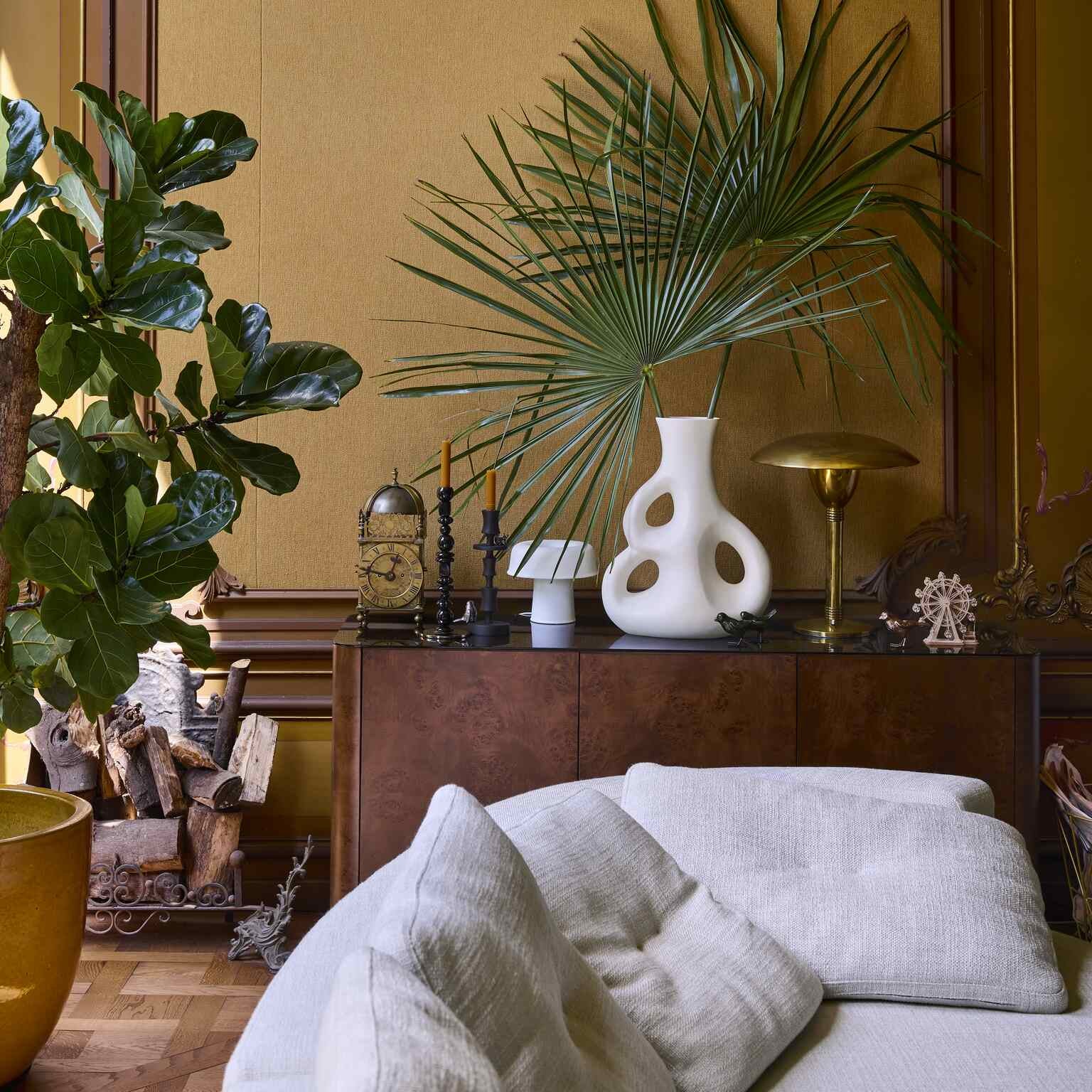 Jednoduchý svietnik BEADS biely so zlatými prvkami