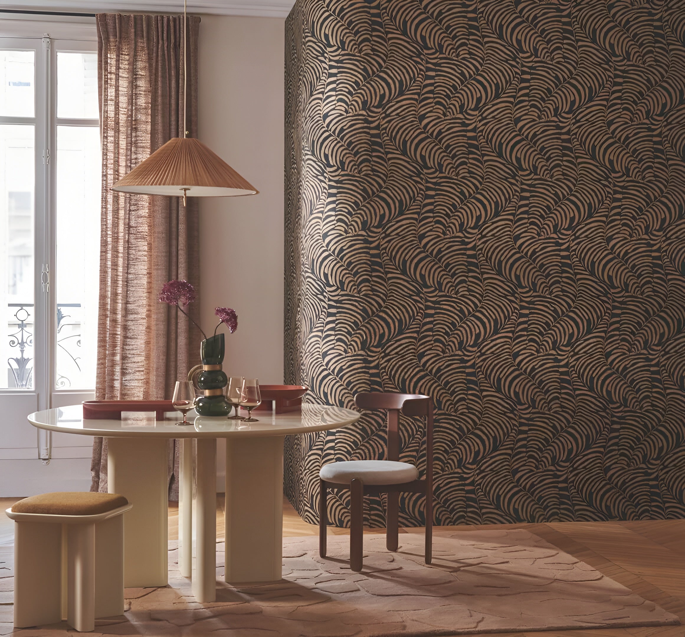 Metallic wallpaper with a plant motif of fern leaves NOBILE - NOIR/DORÉ black with gold