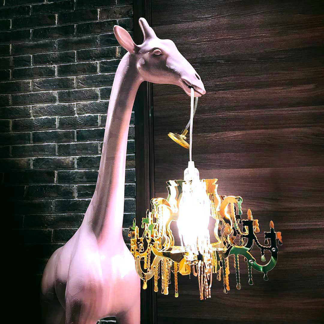 Lampa ŽIRAFA ZAMILOVANÁ M biela s červeným tienidlom