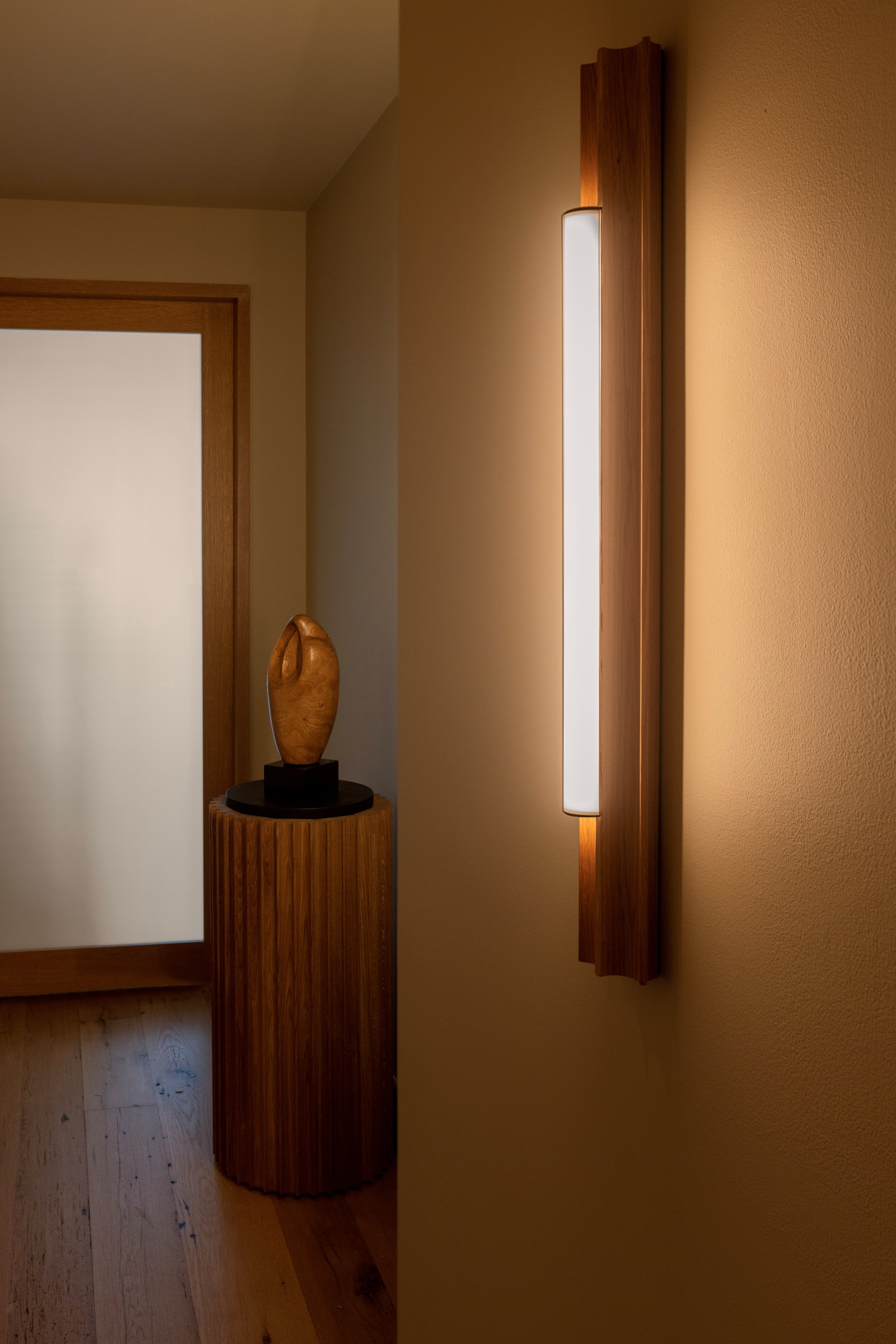 Nástenná lampa ALTAR z dubového dreva s mosadzným povrchom.